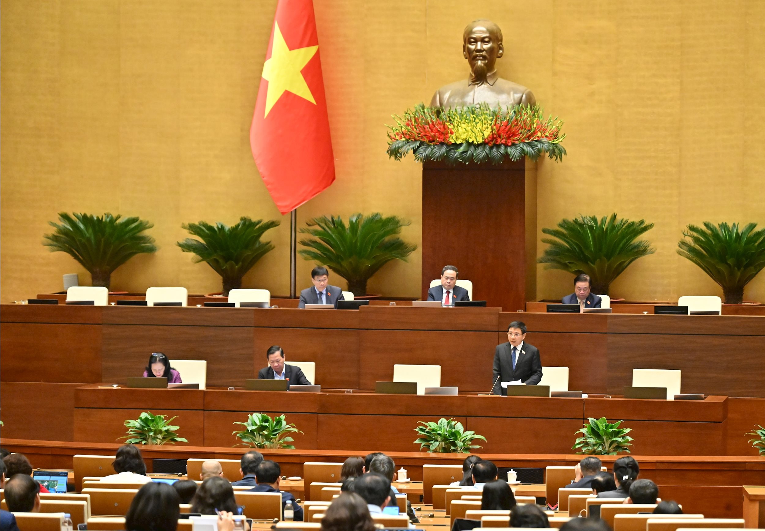 Bộ trưởng Bộ Tài chính Nguyễn Văn Thắng giải trình làm rõ một số vấn đè ĐBQH nêuVQK_3375