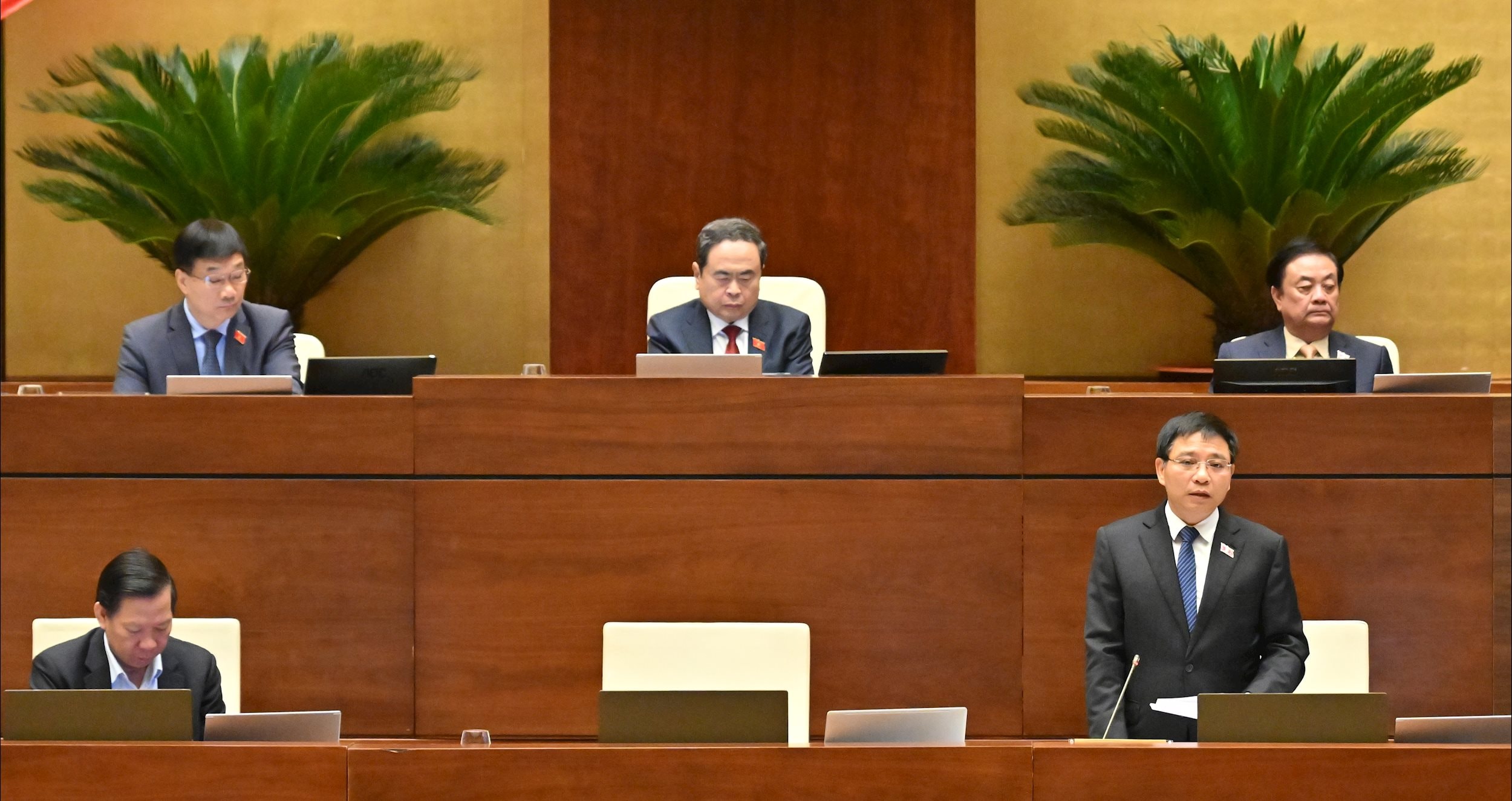 Bộ trưởng Bộ Tài chính Nguyễn Văn Thắng giải trình làm rõ một số vấn đè ĐBQH nêuVQK_3388