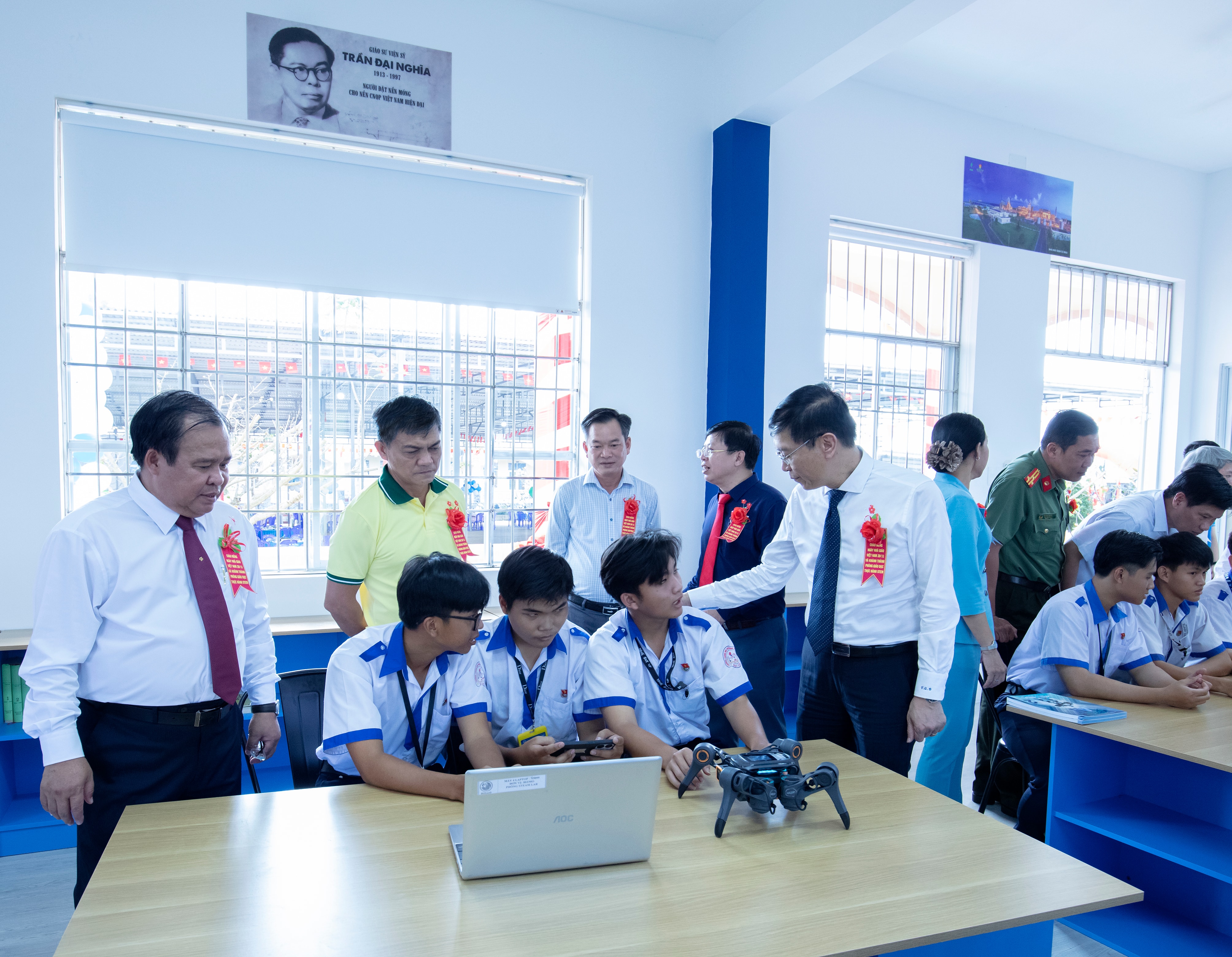 Các đại biểu tham quan giờ thực hành lập trình robot – một trong những nội dung trọng tâm của phòng học STEM do PVCFC tài trợ