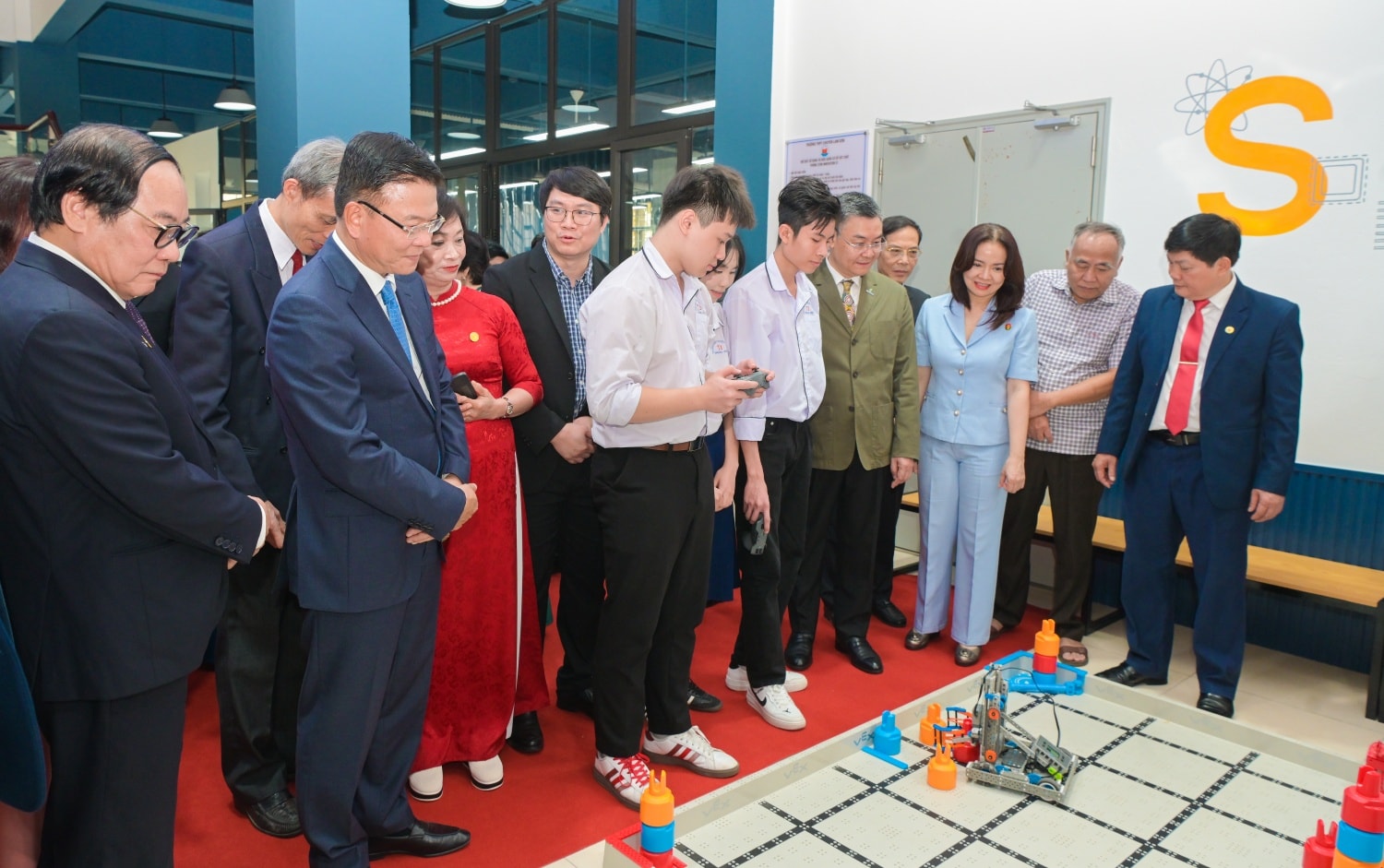 Các đại biểu tham quan và nghe giáo viên, học sinh giới thiệu về mô hình và hoạt động giảng dạy của phòng thực hành giáo dục STEM tại Trường THPT chuyên Lam Sơn