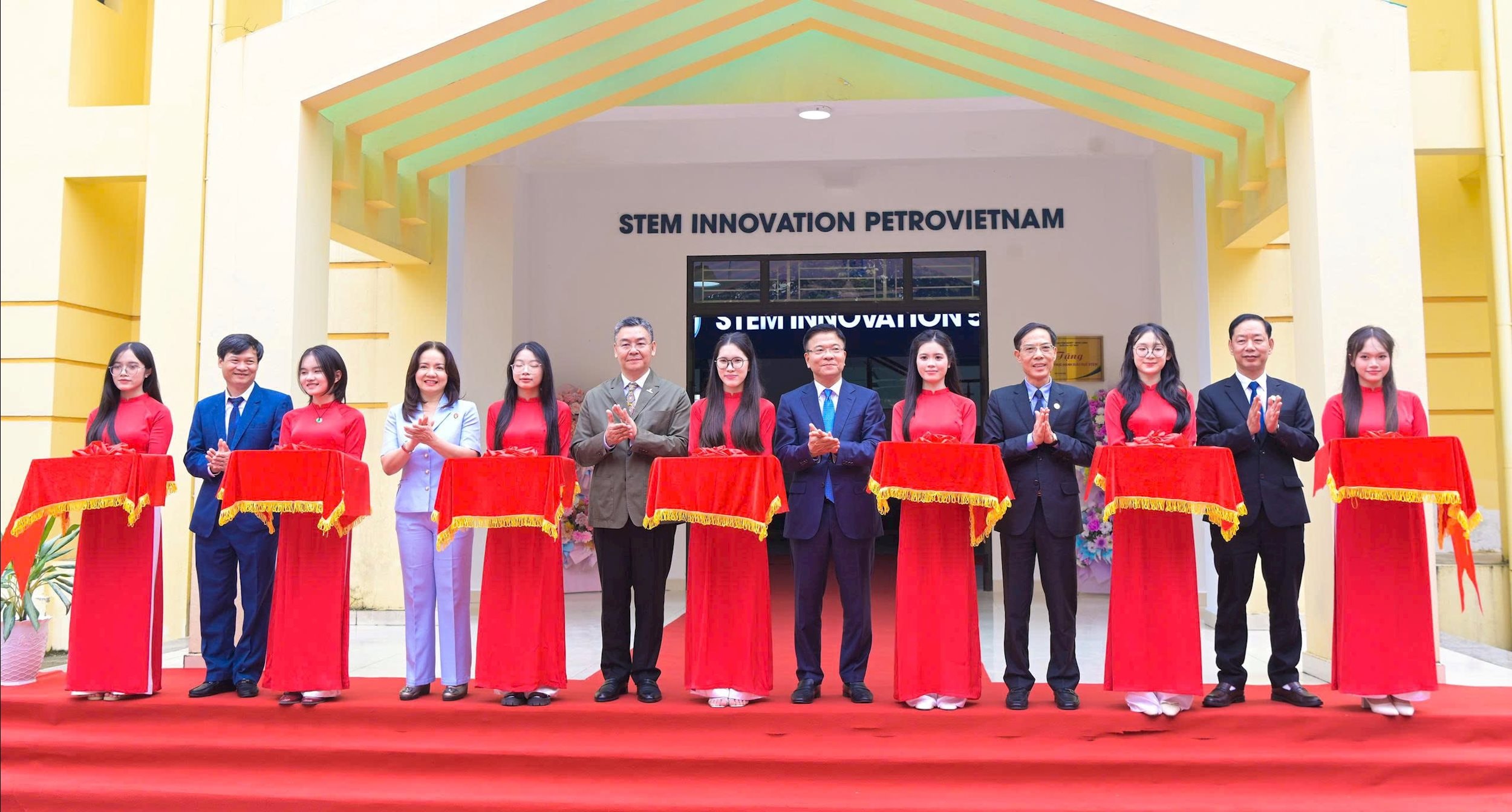 Các đại biểu thực hiện nghi thức gắn biển công trình phòng thực hành giáo dục STEM tại Trường THPT chuyên Lam Sơn