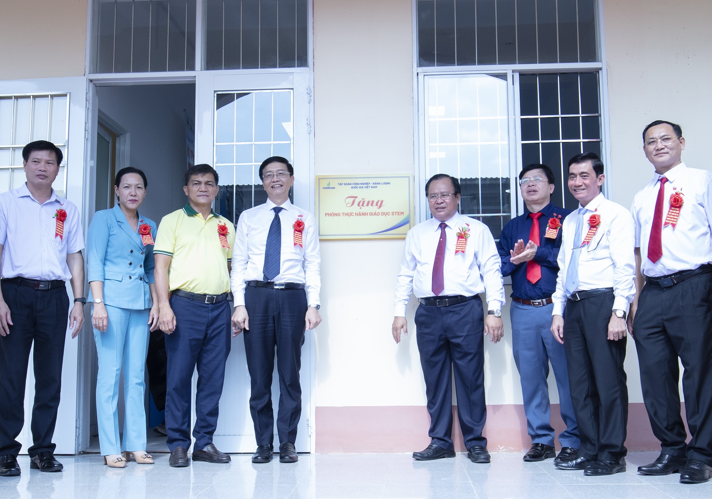 Đại diện lãnh đạo tỉnh Cà Mau, lãnh đạo Petrovietnam và các đại biểu thực hiện nghi thức khánh thành, chính thức bàn giao phòng học STEM trị giá hơn 3 tỷ đồng cho trường THPT Võ Văn Kiệt.