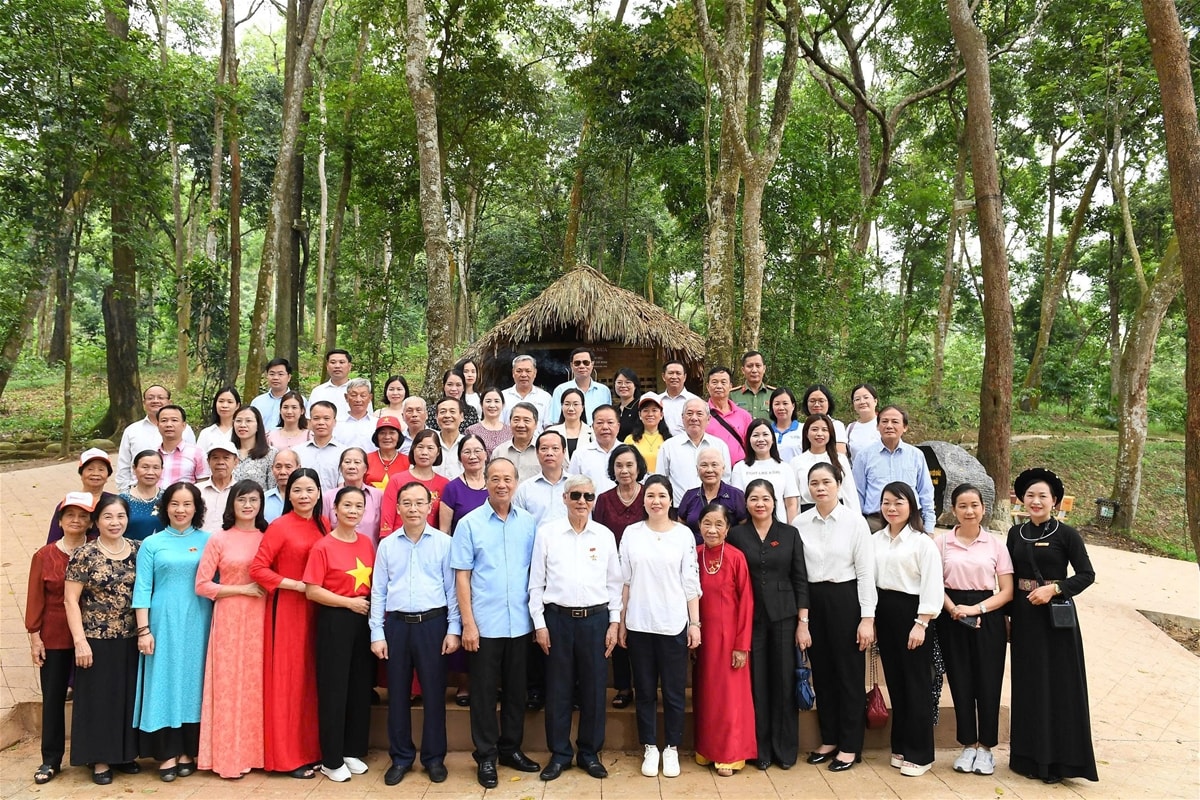 Đoàn chụp ảnh lưu niệm tại Lán Nà Nưa