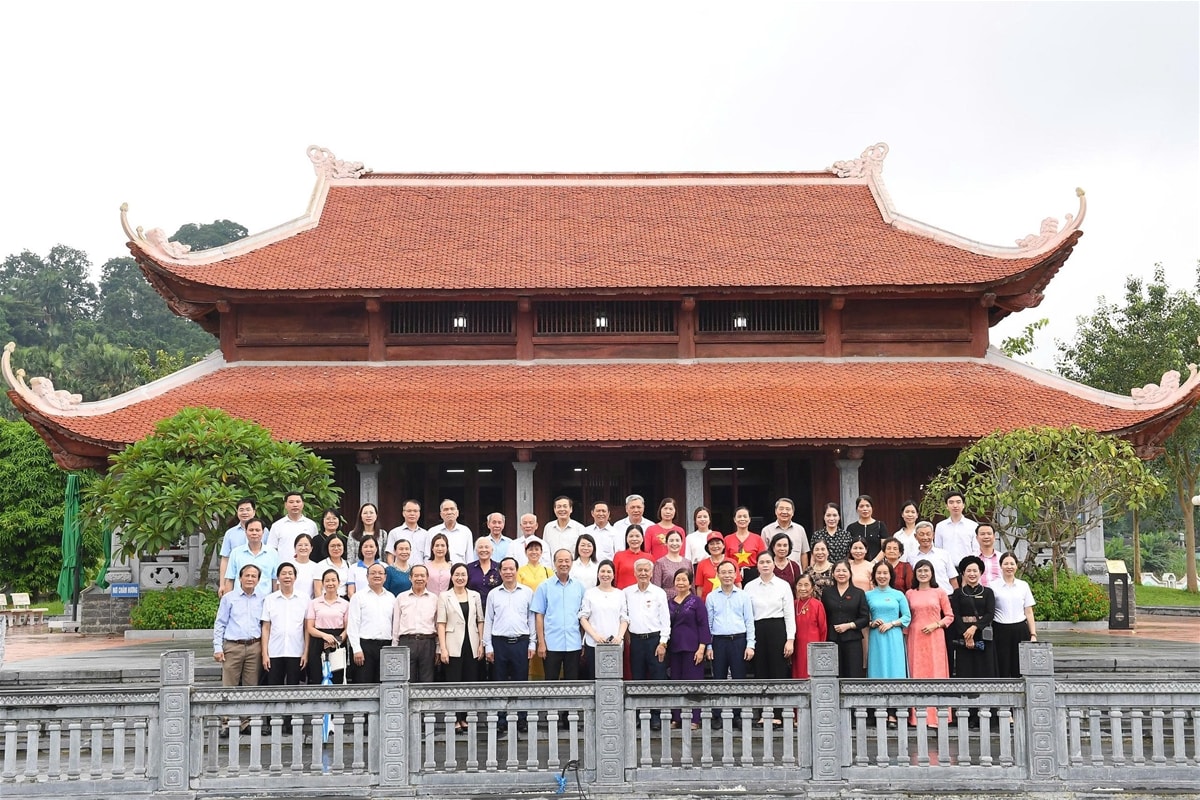 Đoàn chụp lưu niệm tại Khu tưởng niệm Chủ tịch Hồ Chí Minh và các vị Tiền bối cách mạng