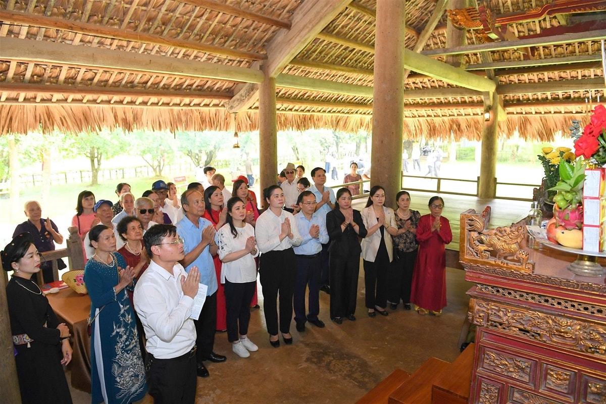 Đoàn dâng hương tại Đình Tân Trào