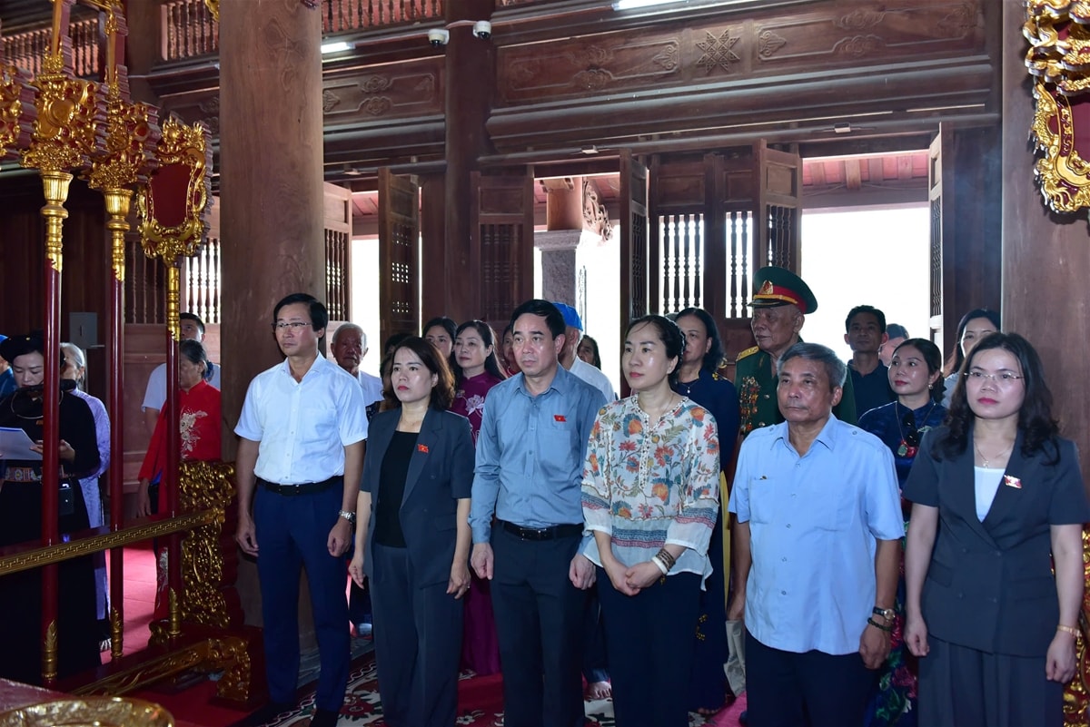 Đoàn dâng hương tại Khu tưởng niệm Chủ tịch Chủ tịch Hồ Chí Minh và các vị Tiền bối cách mạng