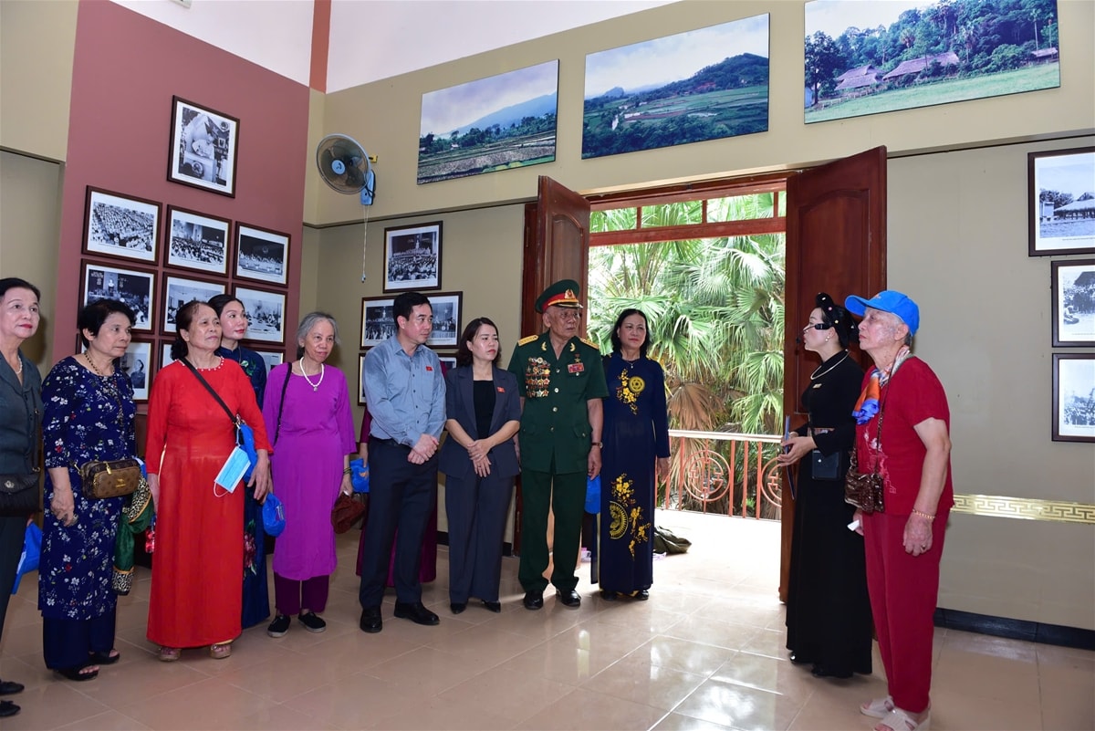 Đoàn nghe thuyết minh về Khu di tích Ban Thường trực Quốc hội