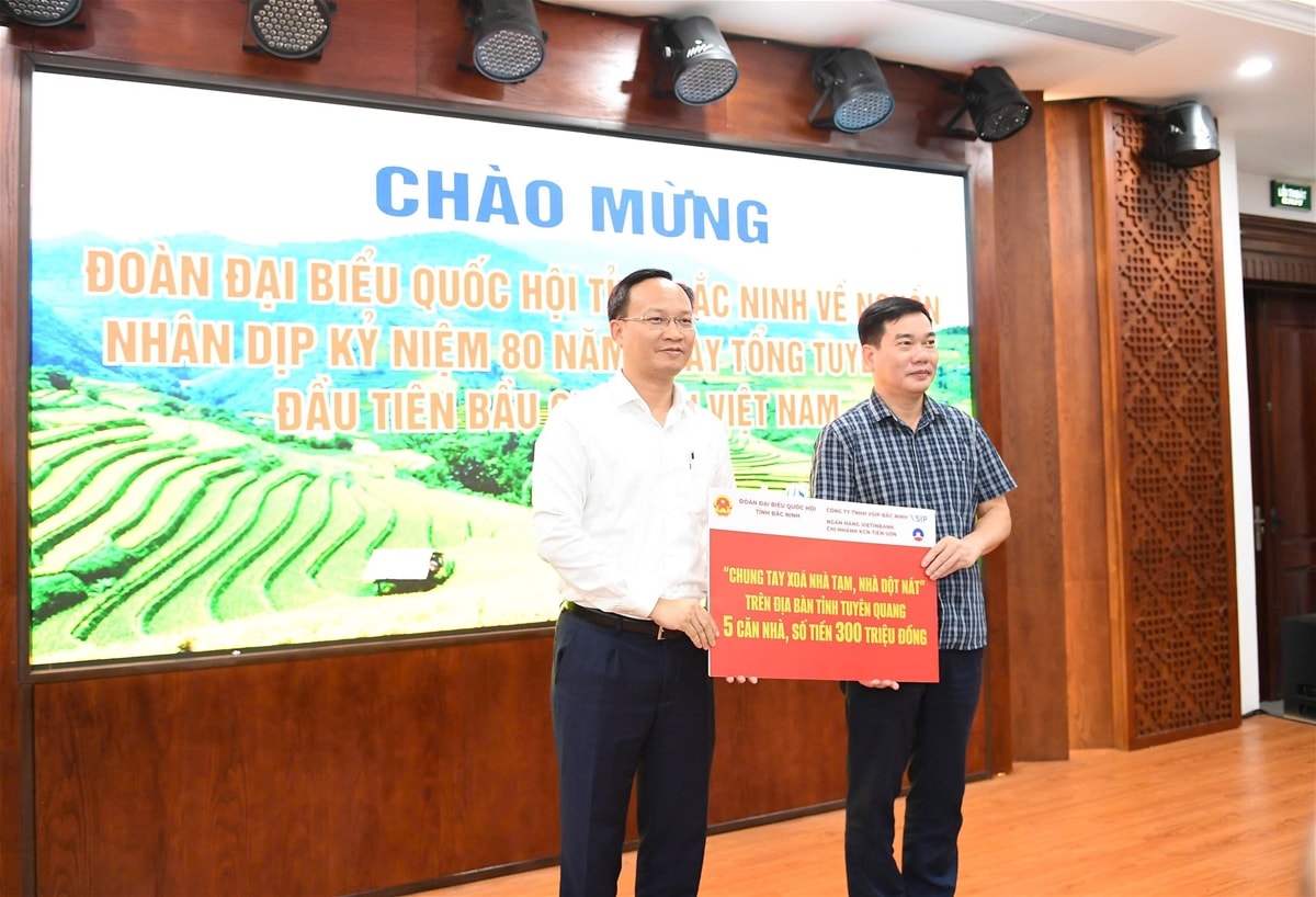 Đoàn trao tặng Quỹ xóa nhà tạm, nhà dột nát trên địa bàn tỉnh Tuyên Quang