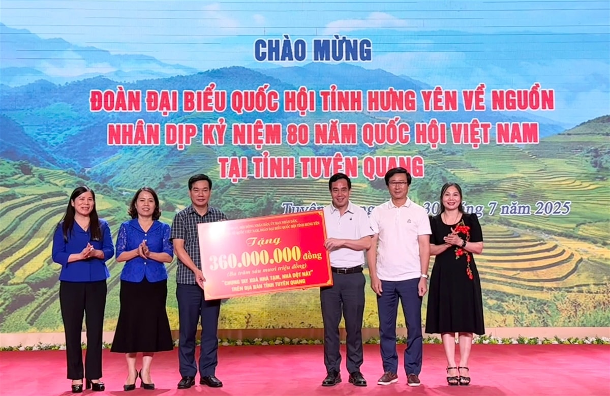 Đoàn trao ủng hộ Quỹ xóa nhà tạm, nhà dột nát trên địa bàn tỉnh Tuyên Quang