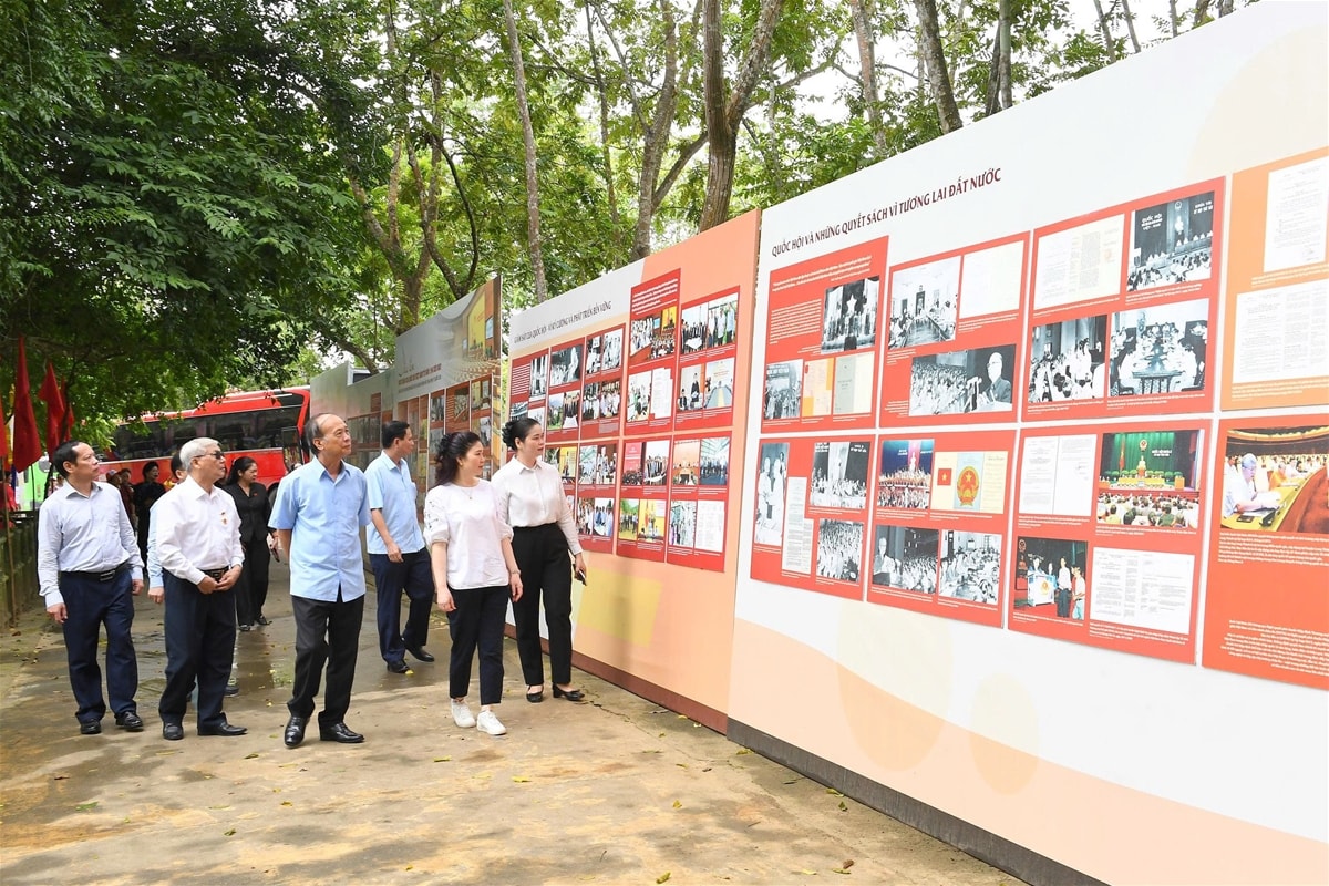 Đoàn xem các tư liệu về kỷ niệm 80 năm ngày tổng tuyển cử đầu tiên bầu Quốc hội Việt Nam