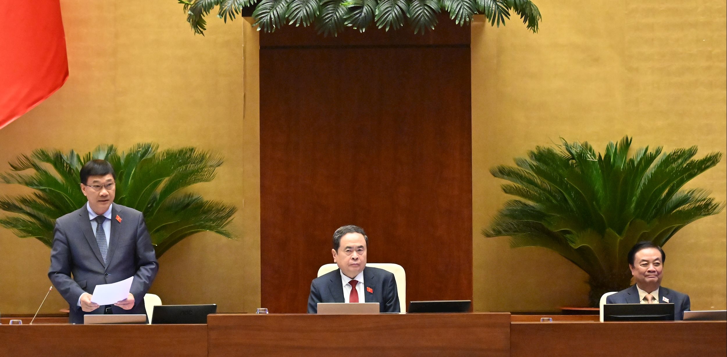 Phó Chủ tịch Quốc hội Vũ Hồng Thanh điều hành phiên họpVQK_3270++