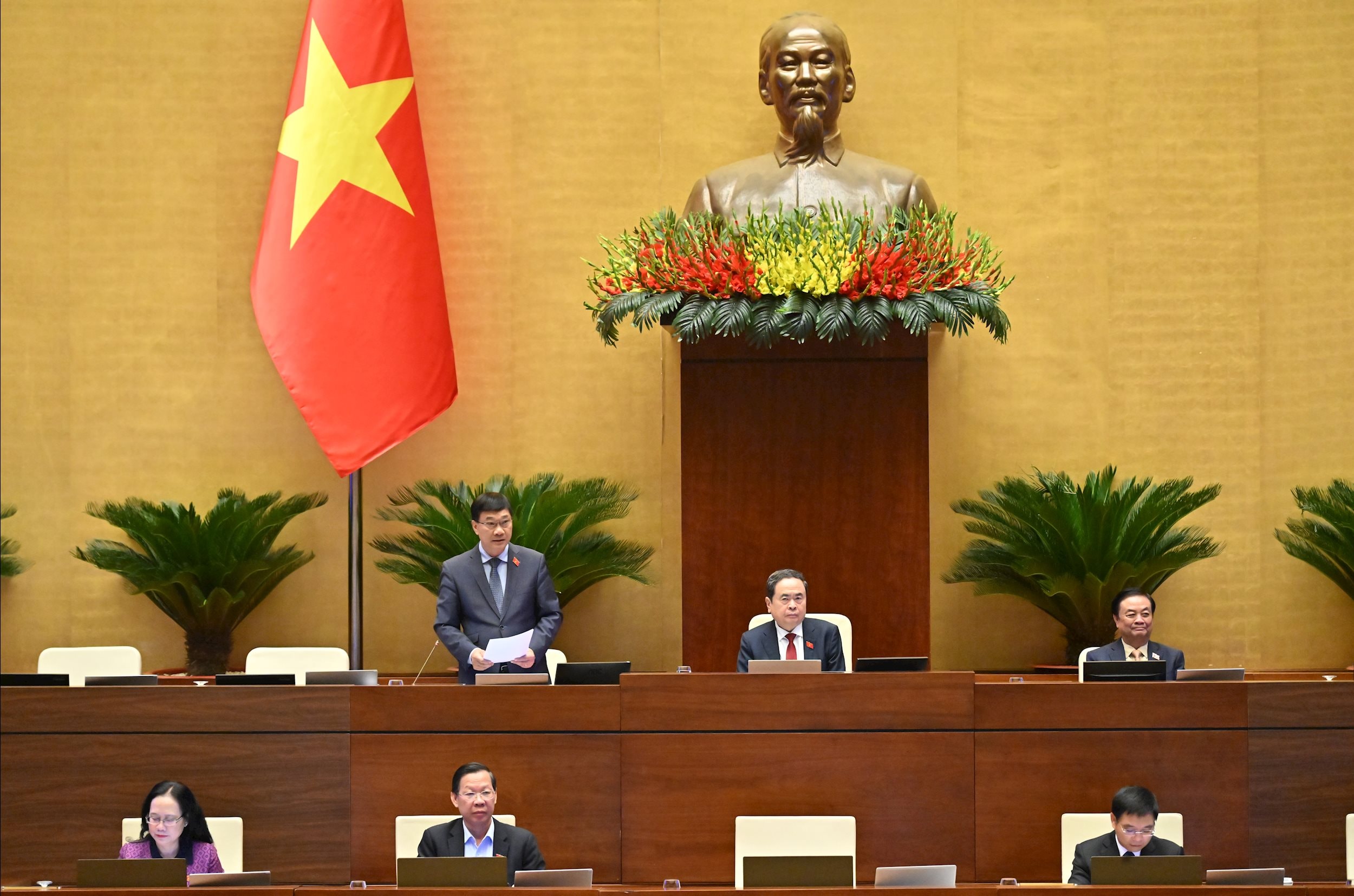 Phó Chủ tịch Quốc hội Vũ Hồng Thanh điều hành phiên họpVQK_3270