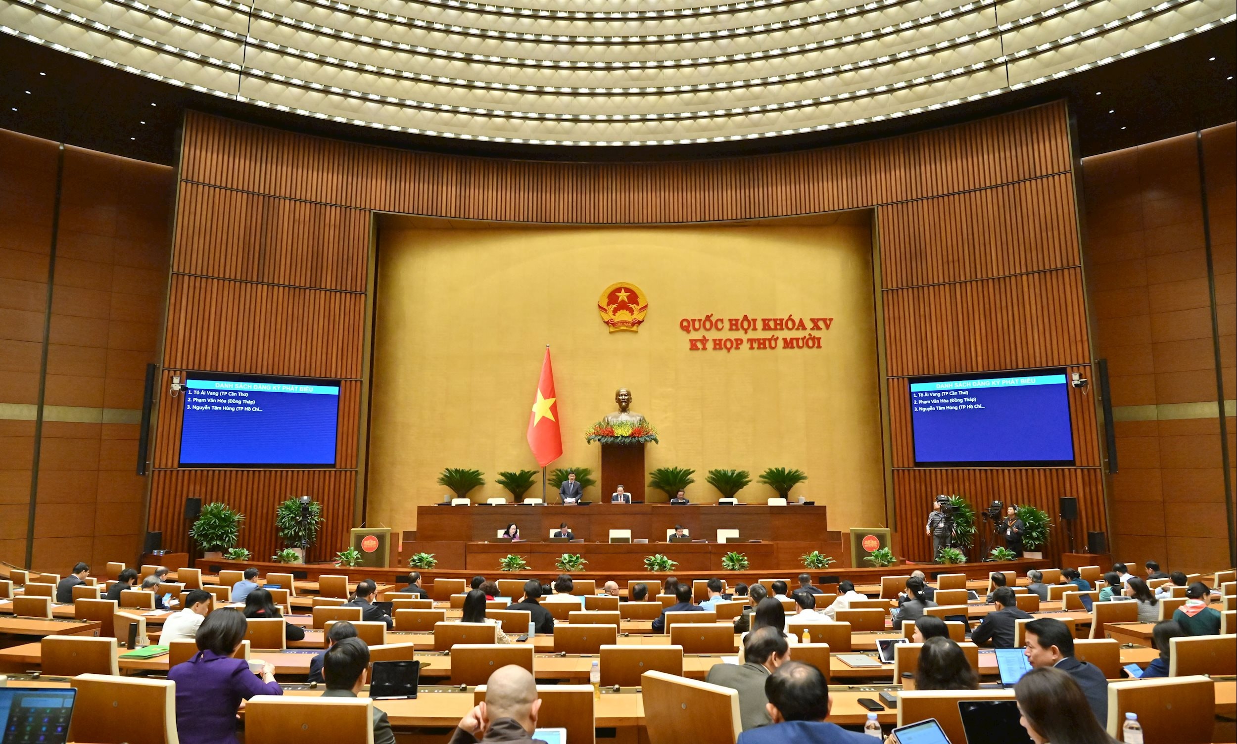 Phó Chủ tịch Quốc hội Vũ Hồng Thanh điều hành phiên họpVQK_3272