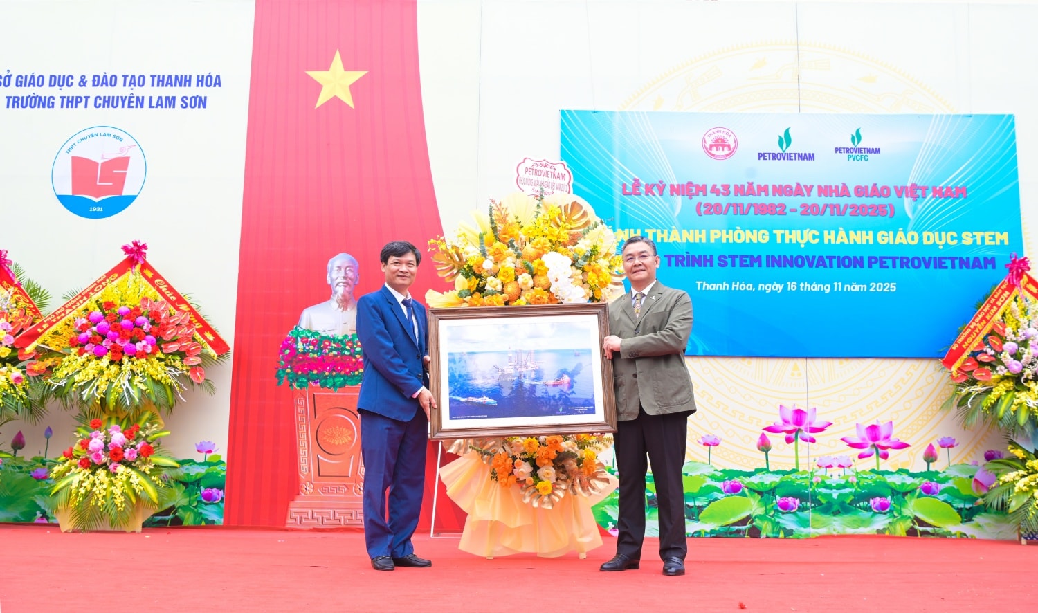 Phó Tổng Giám đốc Petrovietnam Lê Mạnh Cường trao tặng bức tranh lưu niệm về hoạt động khai thác dầu khí trên thềm lục địa Việt Nam cho Trường THPT chuyên Lam Sơn trong khuôn khổ buổi lễ