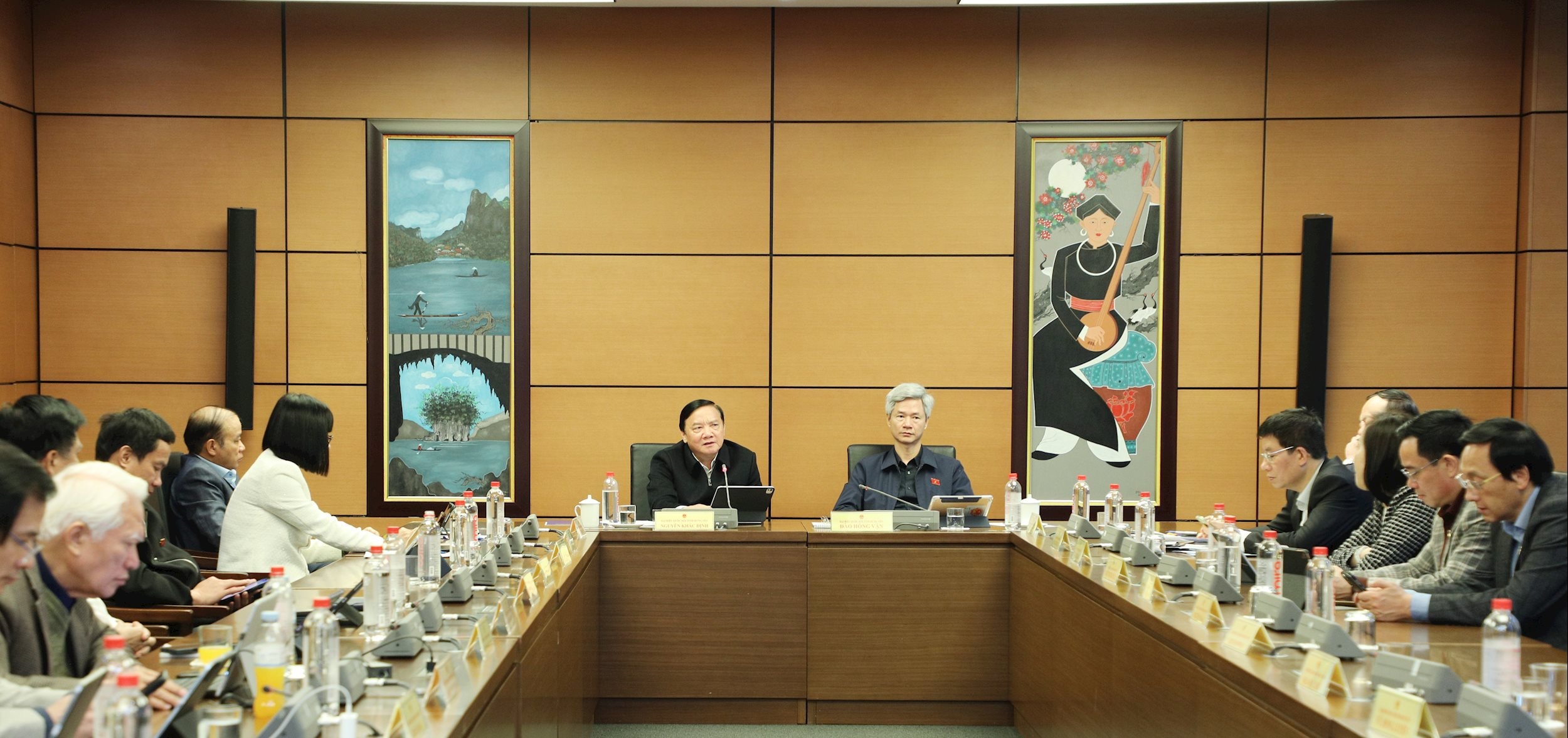 Toàn cảnh tổ 9 gồm Đoàn ĐBQH các tỉnh Hưng Yên - Hải Phòng thảo luận tại tổ