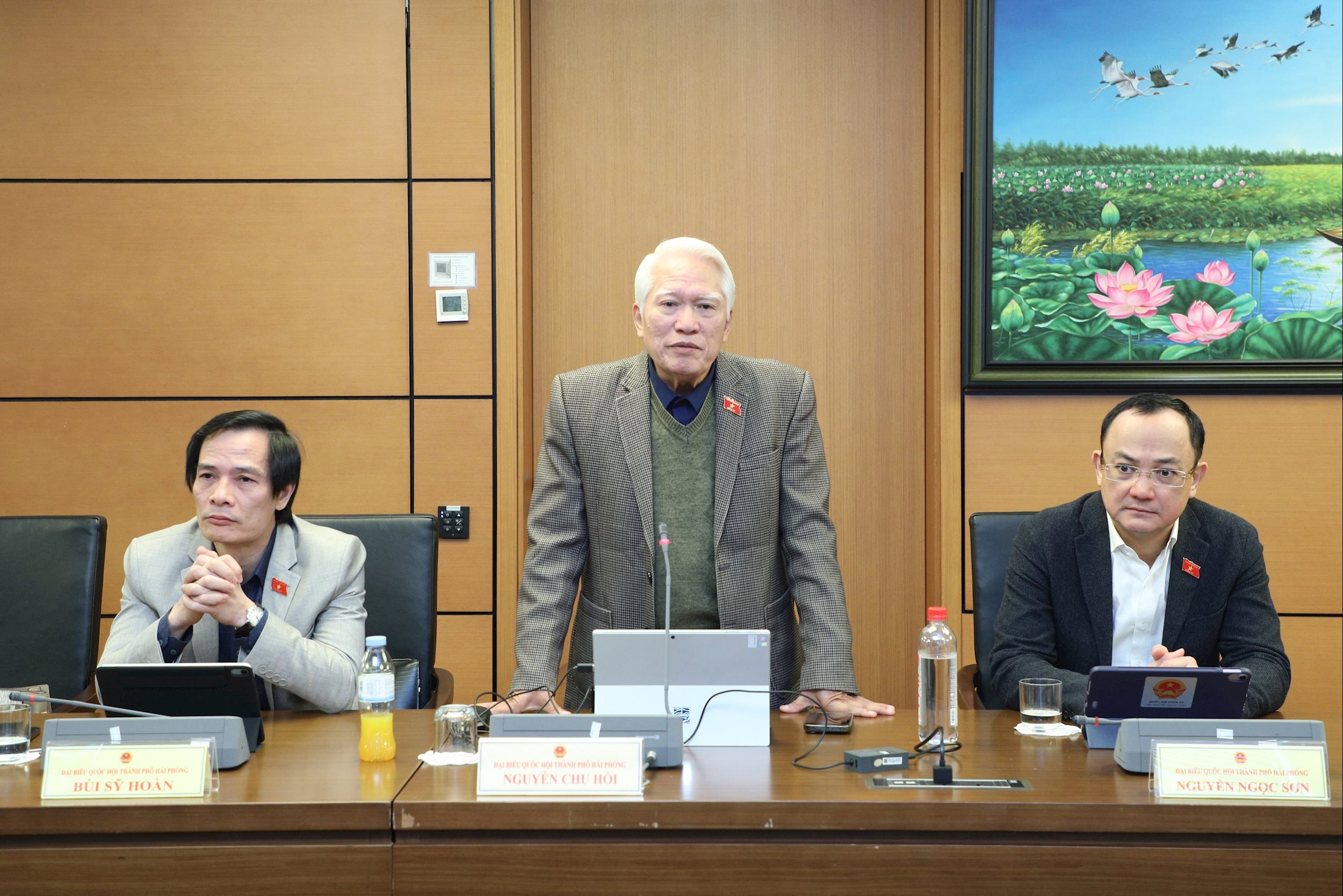 ĐBQH Nguyễn Chu Hồi (TP. Hải Phòng) thảo luận tại tổ