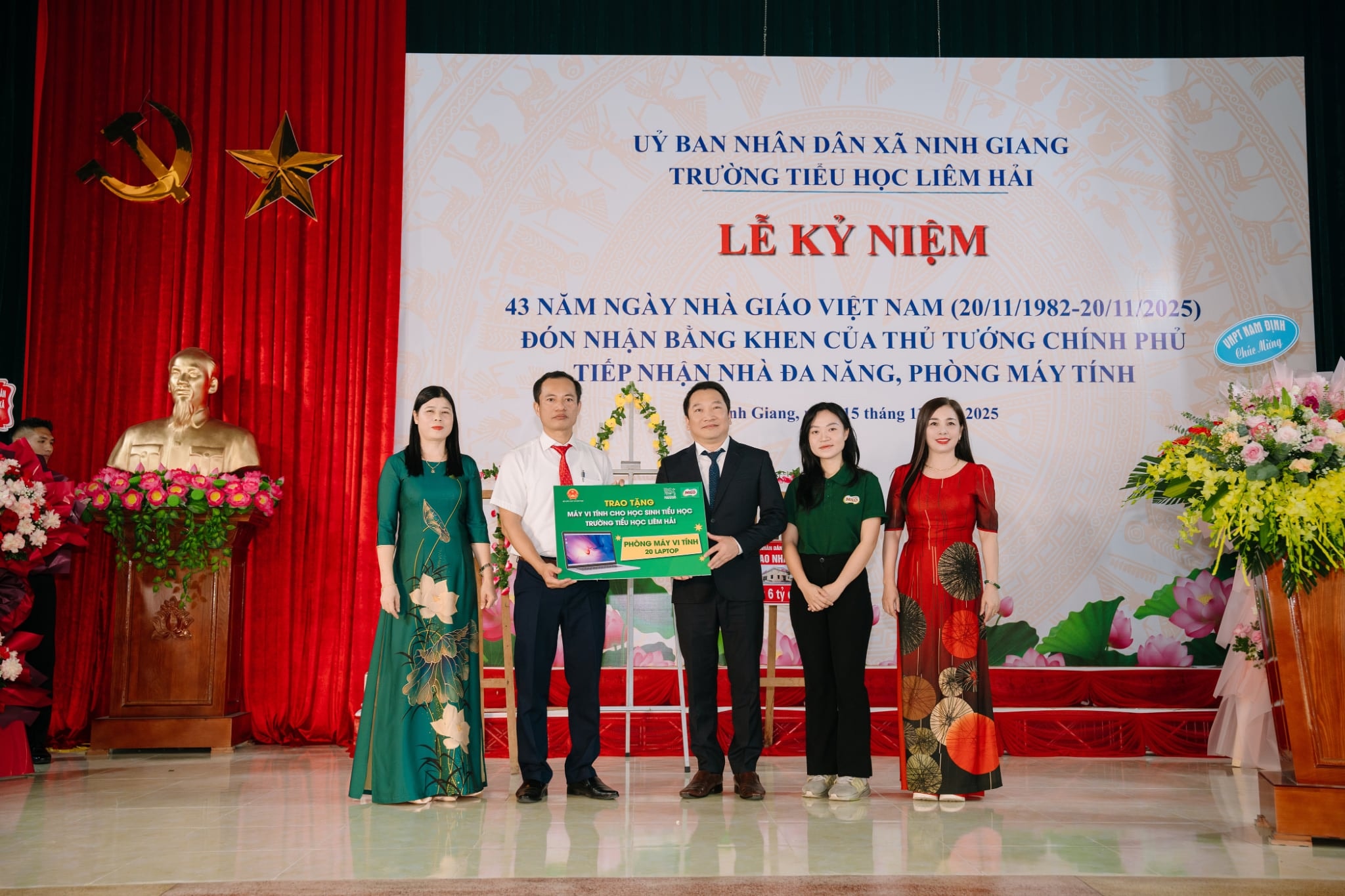 Lễ trao tặng phòng máy tính tại Trường tiểu học Liêm Hải, Ninh Bình, cùng Lễ kỷ niệm 43 năm Ngày nhà giáo Việt Nam và đón nhận bằng khen của Thủ tướng 