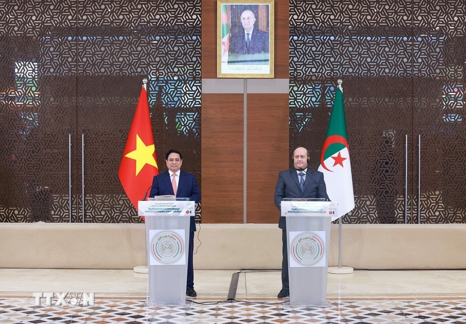 Thủ tướng Phạm Minh Chính và Thủ tướng Algeria Sifi Ghrieb gặp gỡ báo chí hai nước. (Ảnh: Dương Giang/TTXVN)