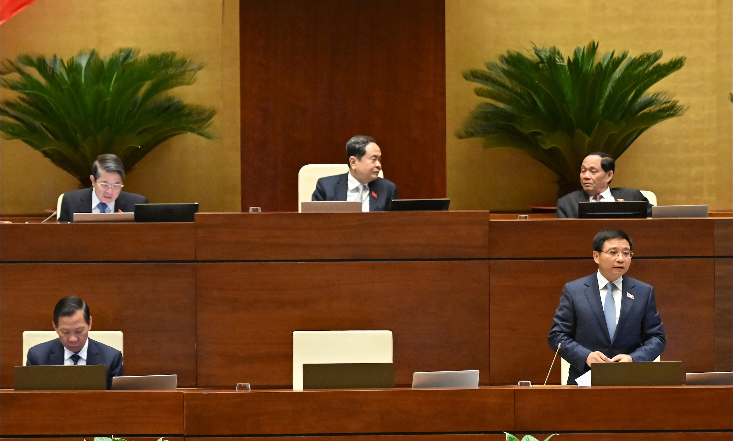 Bộ trưởng Bộ Tài chính Nguyễn Văn Thắng giải trình, làm rõ một số vấn đề ĐBQH nêuVQK_5087