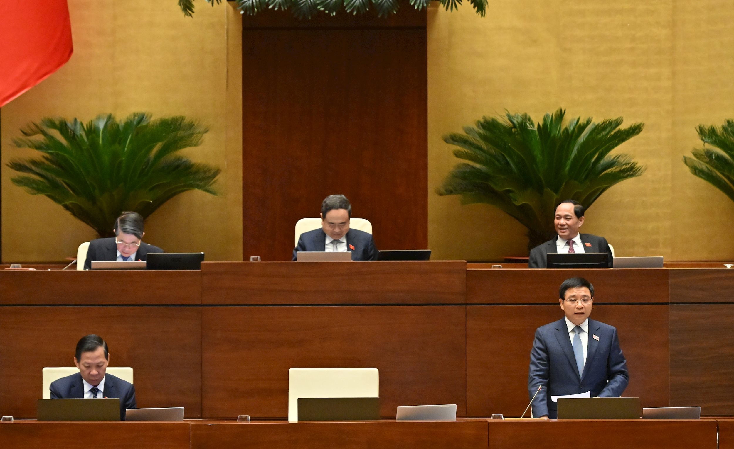 Bộ trưởng Bộ Tài chính Nguyễn Văn Thắng giải trình, làm rõ một số vấn đề ĐBQH nêuVQK_5099