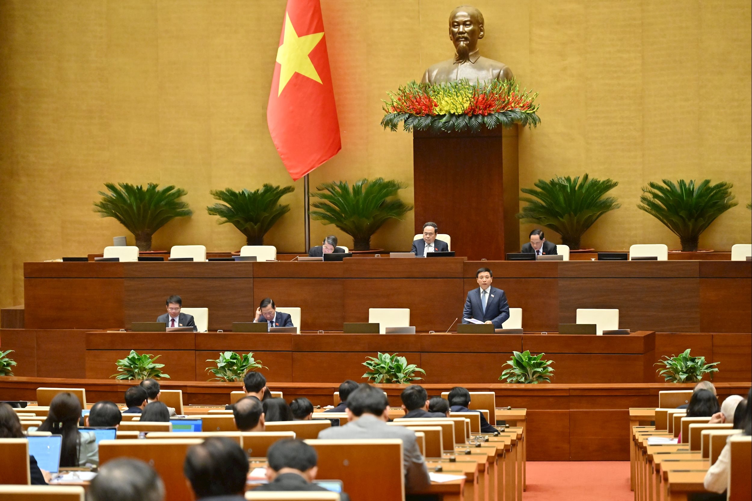 Bộ trưởng Bộ Tài chính Nguyễn Văn Thắng giải trình, làm rõ một số vấn đề ĐBQH nêuVQK_5106