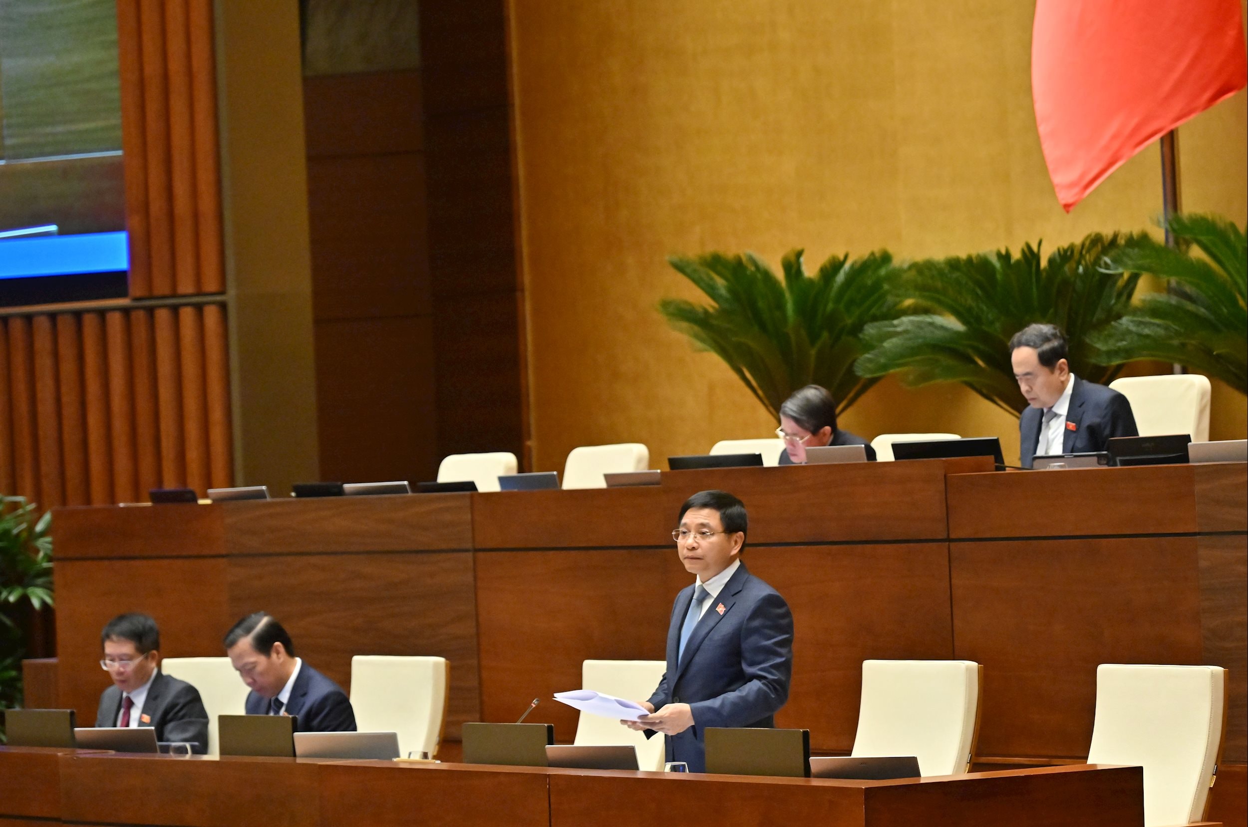 Bộ trưởng Bộ Tài chính Nguyễn Văn Thắng giải trình, làm rõ một số vấn đề ĐBQH nêuVQK_5119