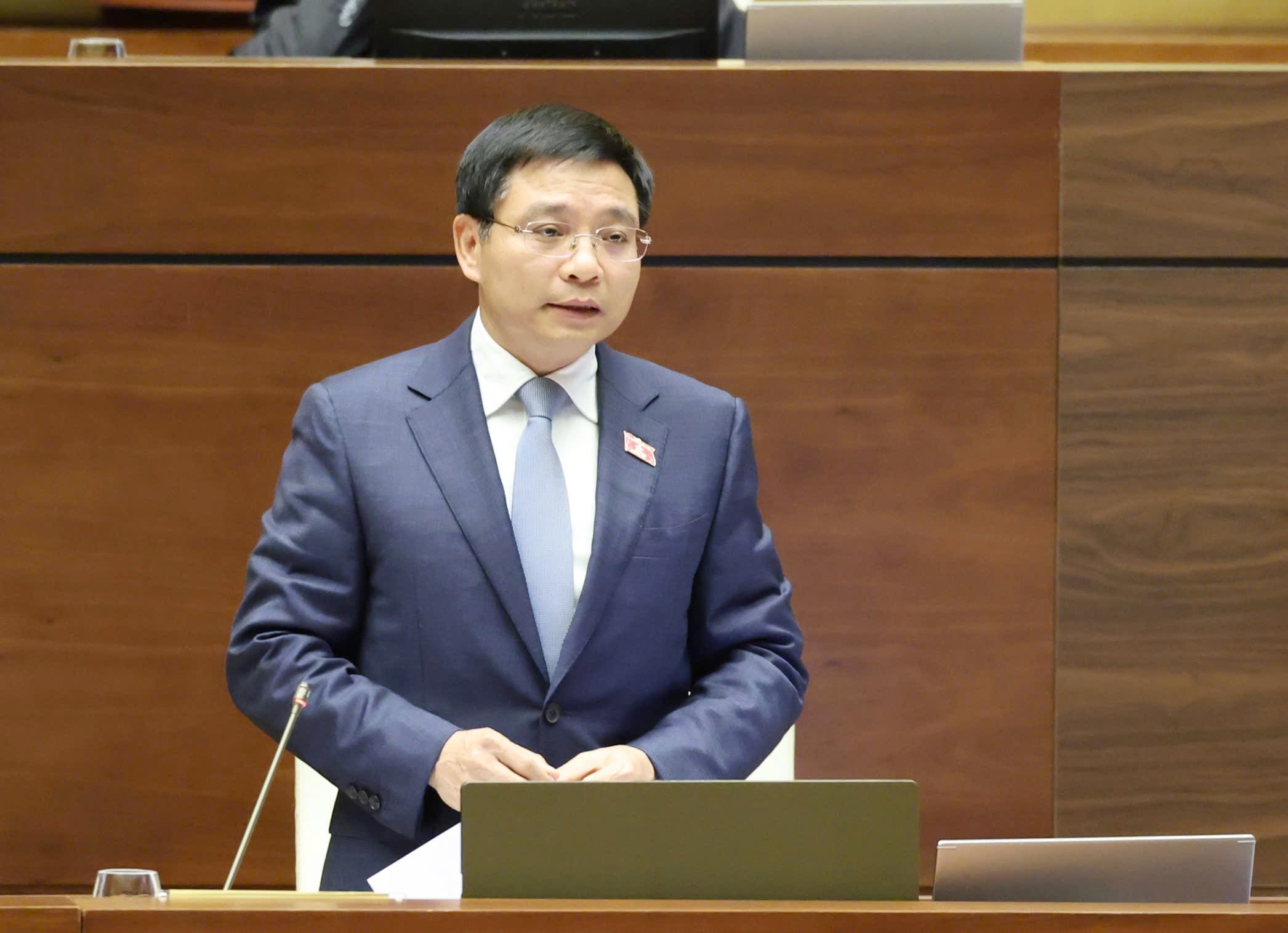 Bộ trưởng Bộ Tài chính Nguyễn Văn Thắng giải trình, làm rõ một số vấn đề ĐBQH nêuz7240783859992_d5c83bb65e51e780429bcdf903ee62d7