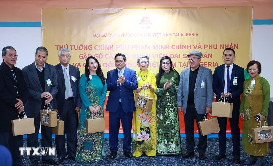 Thủ tướng Phạm Minh Chính và Phu nhân tặng quà cho đại diện cộng đồng người Việt Nam tại Algeria. (Ảnh: Dương Giang/TTXVN)