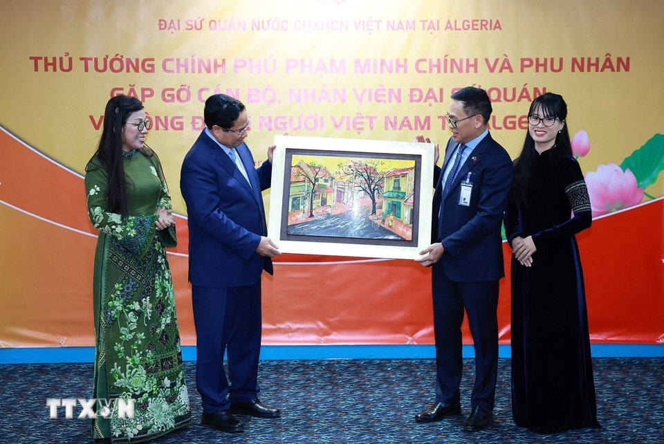 Thủ tướng Phạm Minh Chính và Phu nhân tặng quà cho Đại sứ quán Việt Nam tại Algeria. (Ảnh: Dương Giang/TTXVN)