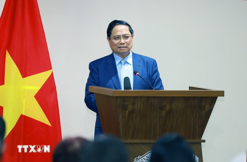 Thủ tướng Phạm Minh Chính phát biểu tại buổi gặp cán bộ, nhân viên Đại sứ quán và đại diện cộng đồng người Việt Nam tại Algeria. (Ảnh: Dương Giang/TTXVN)