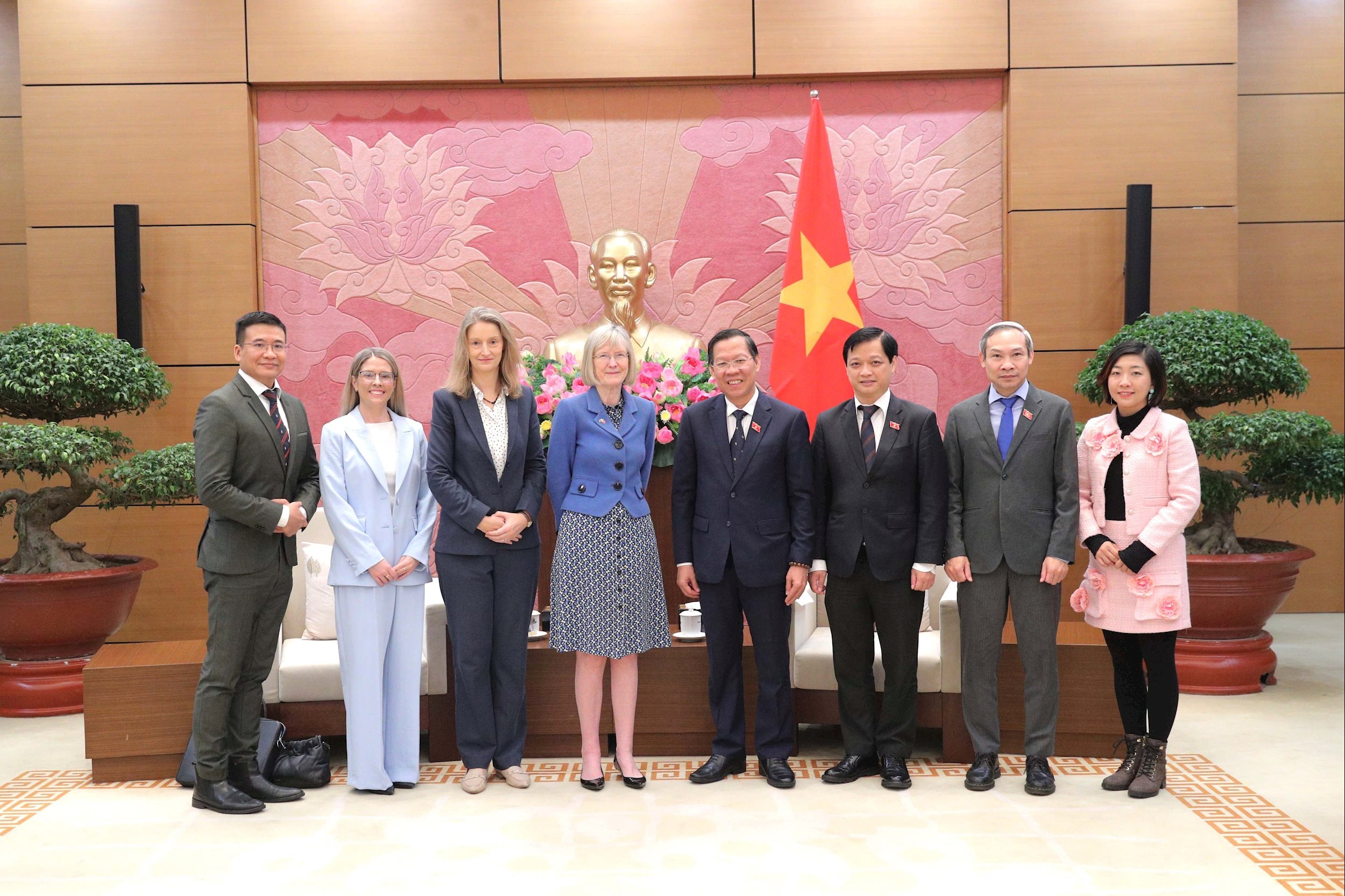 Các đại biểu chụp ảnh lưu niệm