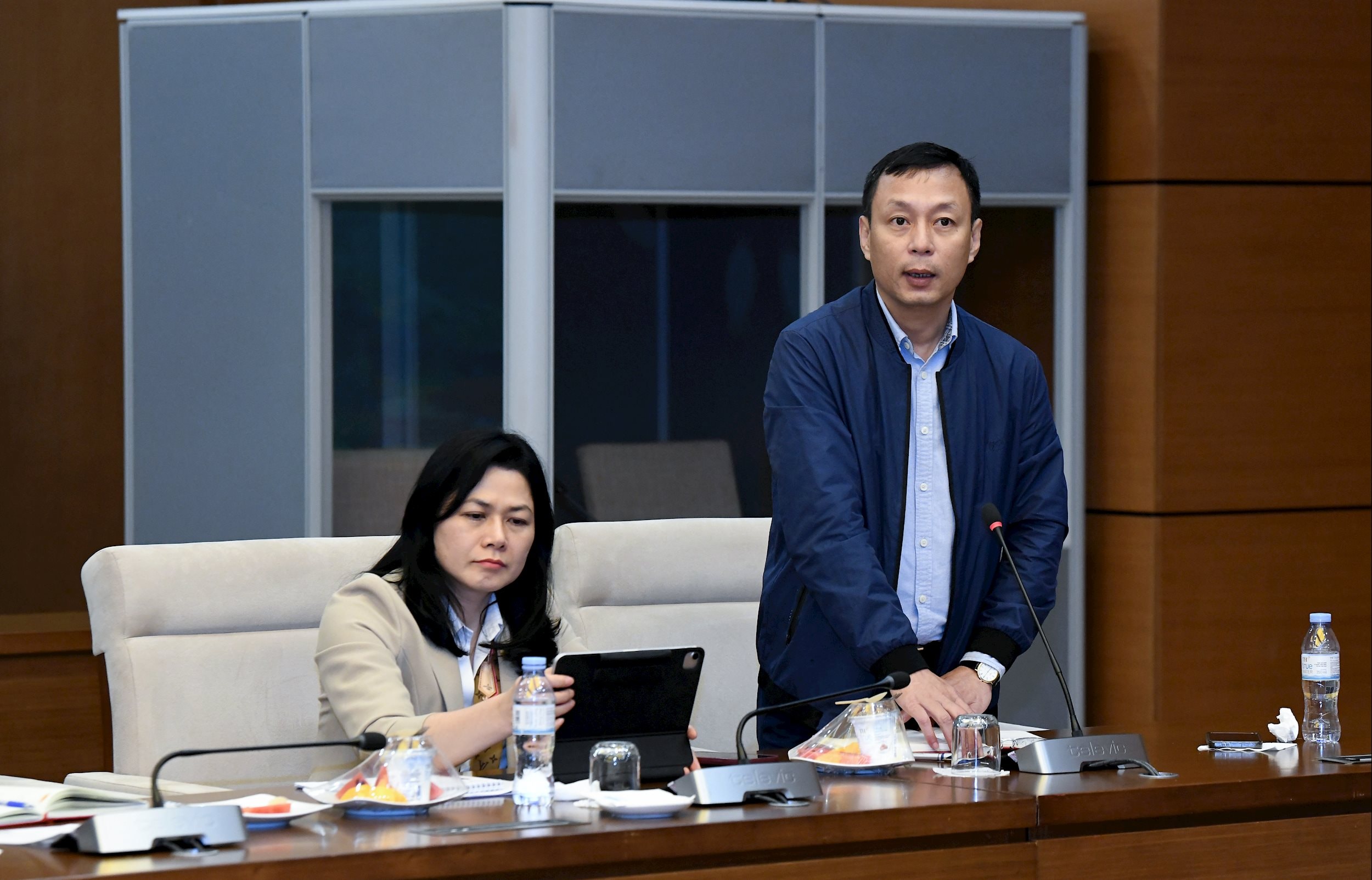 Các đại biểu phát biểu tại cuộc làm việc.1