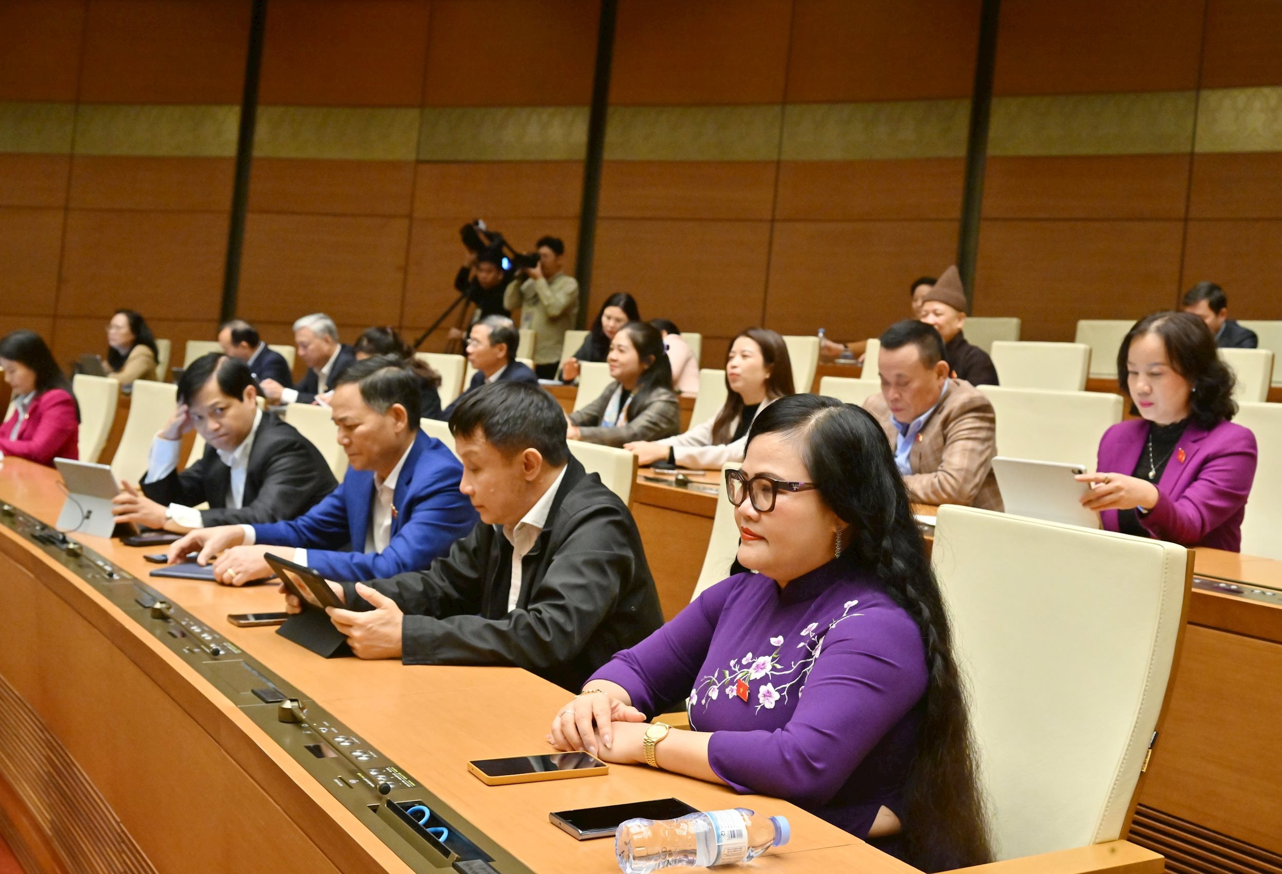 Các đại biểu tại phiên họpVQK_4042