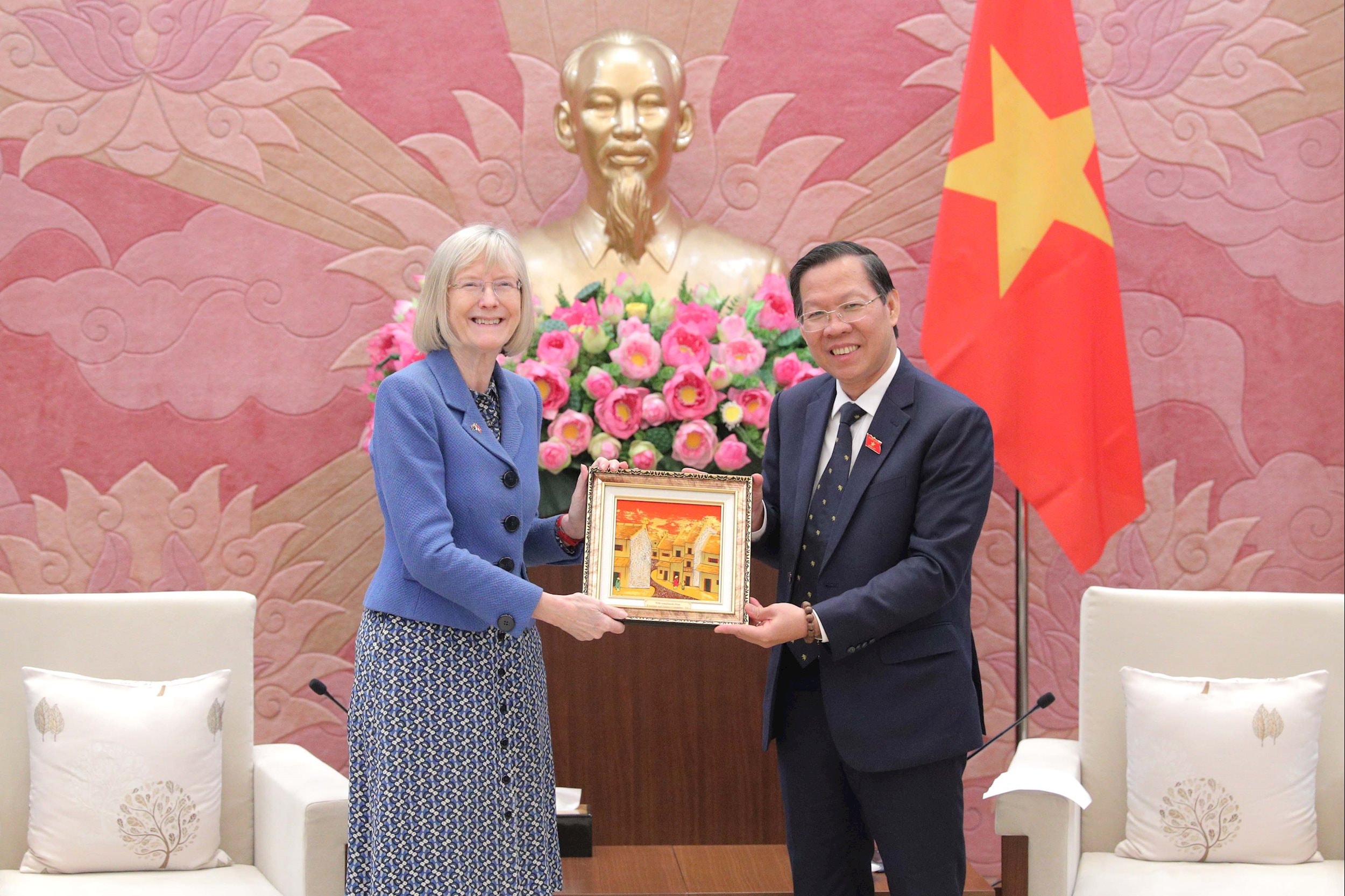 Chủ nhiệm Ủy ban Kinh tế và Tài chính Phan Văn Mãi tặng quà lưu niệm cho Đại sứ Úc tại Việt Nam Gillian Bird