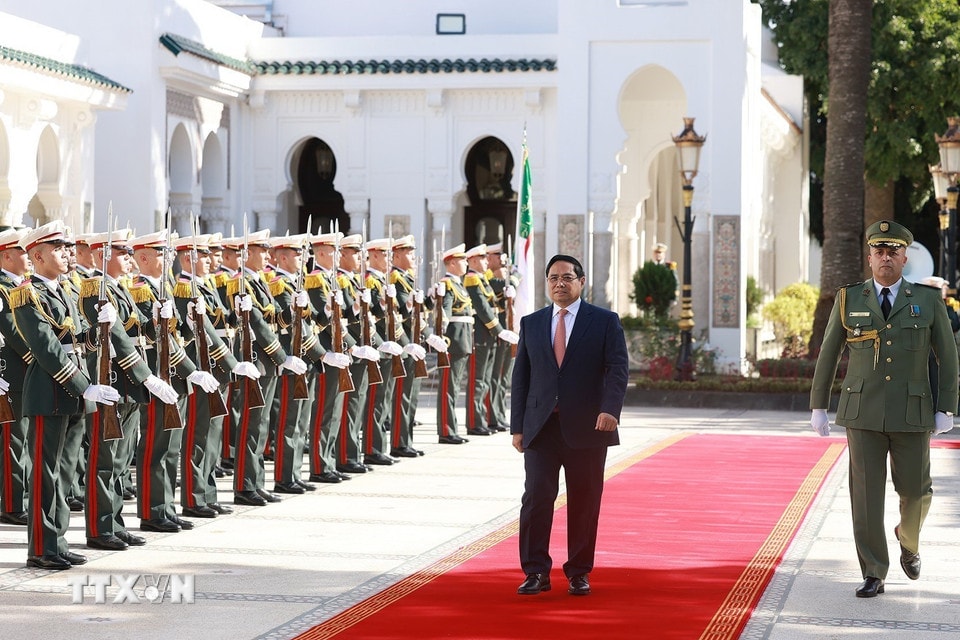 Thủ tướng Phạm Minh Chính đến hội kiến Tổng thống Algeria Abdelmadjid Tebboune. (Ảnh: Dương Giang/TTXVN)