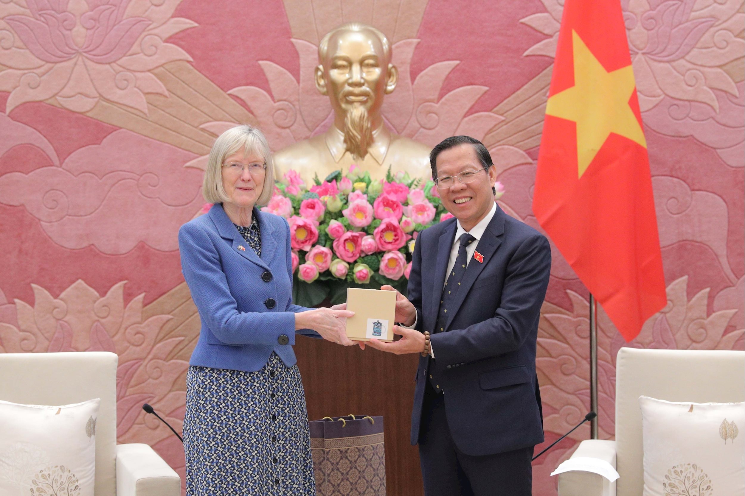 Đại sứ Úc tại Việt Nam Gillian Bird tặng quà lưu niệm cho Chủ nhiệm Ủy ban Kinh tế và Tài chính Phan Văn Mãi