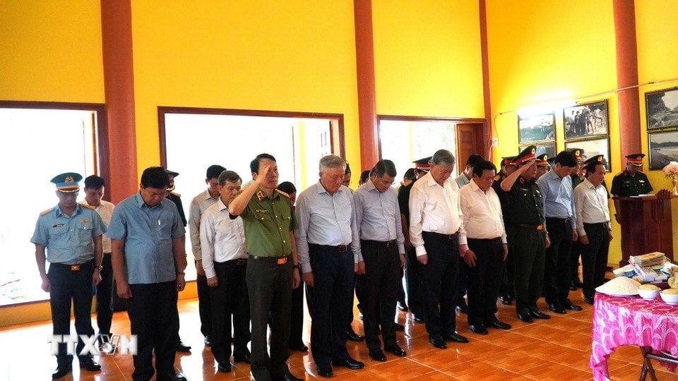 Tổng Bí thư Tô Lâm cùng đoàn công tác dâng hương tưởng niệm Chủ tịch Hồ Chí Minh và các Anh hùng liệt sỹ tại Đền thờ Thổ Châu. (Ảnh: Văn Sĩ/TTXVN)
