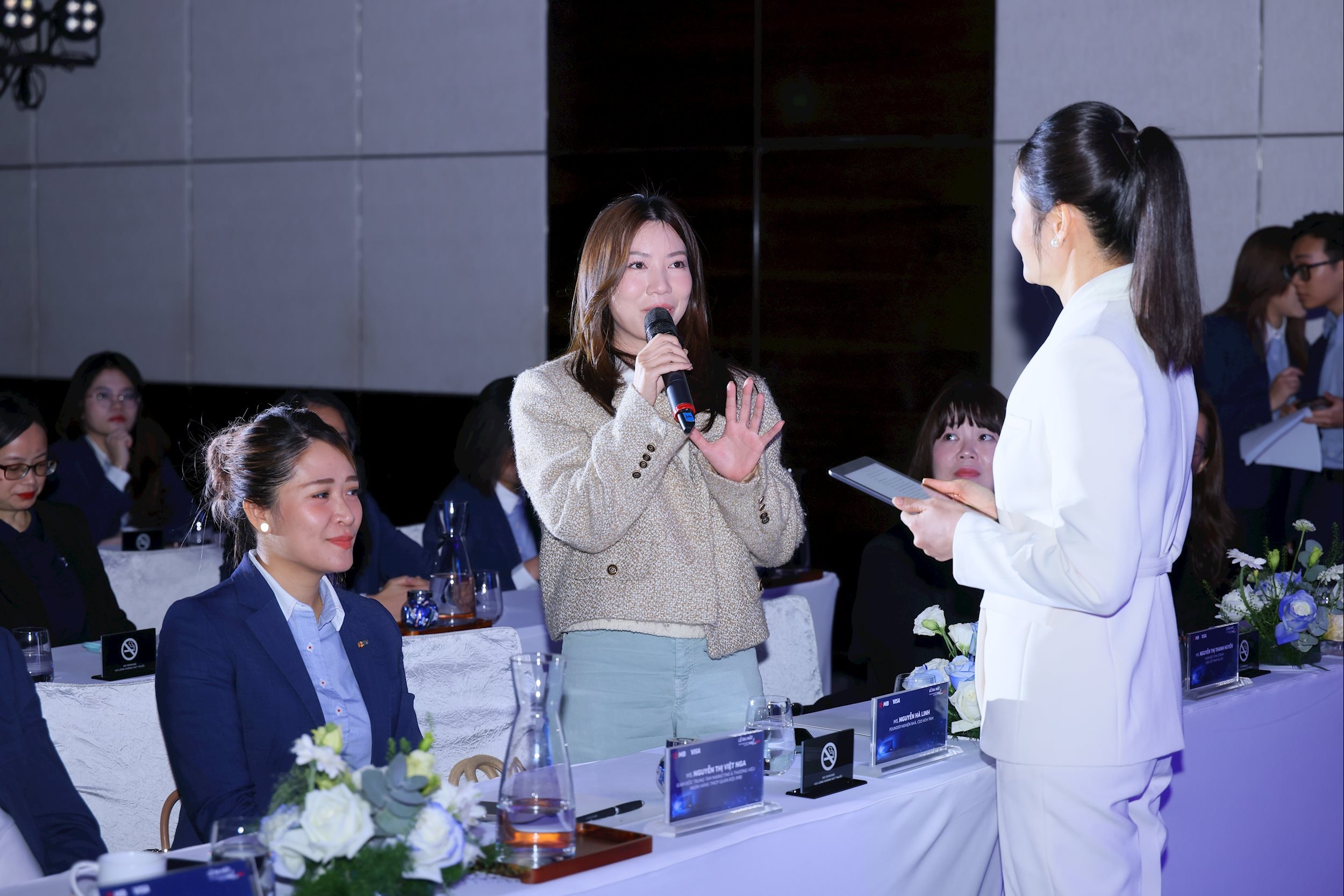 Doanh nhân Hà Linh đặt câu hỏi tại sự kiện 