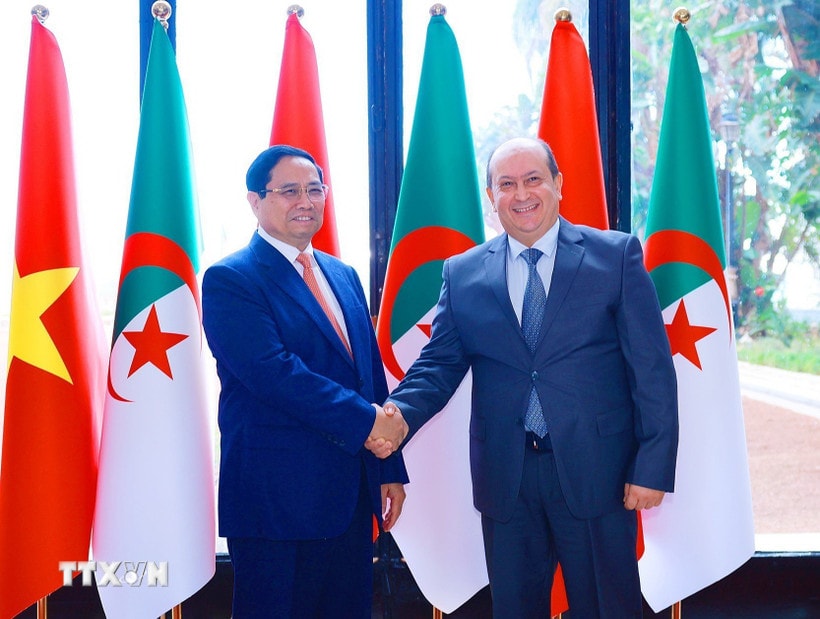 Thủ tướng Algeria Sifi Ghrieb đón Thủ tướng Phạm Minh Chính. (Ảnh: Dương Giang/TTXVN)