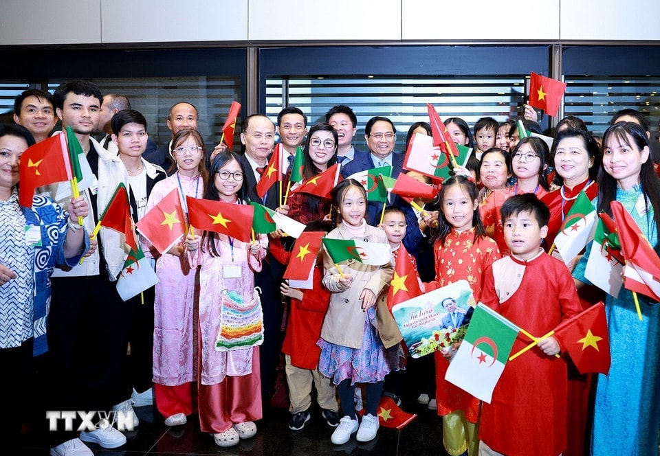 Thủ tướng Phạm Minh Chính và Phu nhân với cán bộ, nhân viên Đại sứ quán và đại diện cộng đồng người Việt Nam tại Algeria. (Ảnh: Dương Giang/TTXVN)