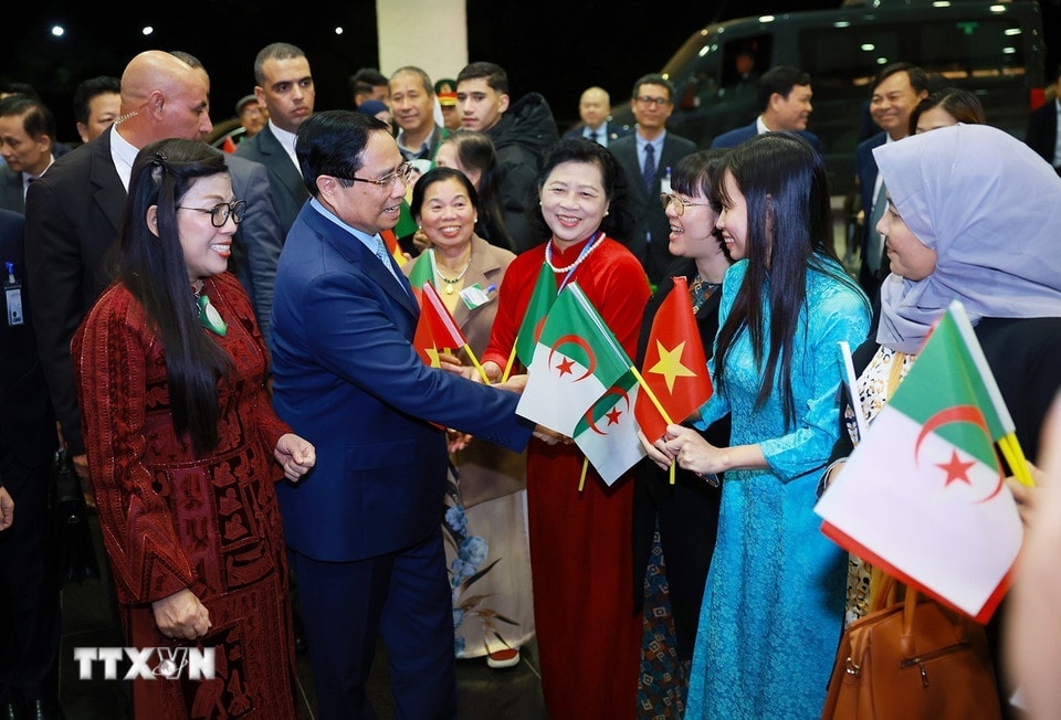 Thủ tướng Phạm Minh Chính và Phu nhân gặp cán bộ, nhân viên Đại sứ quán và đại diện cộng đồng người Việt Nam tại Algeria. (Ảnh: Dương Giang/TTXVN)