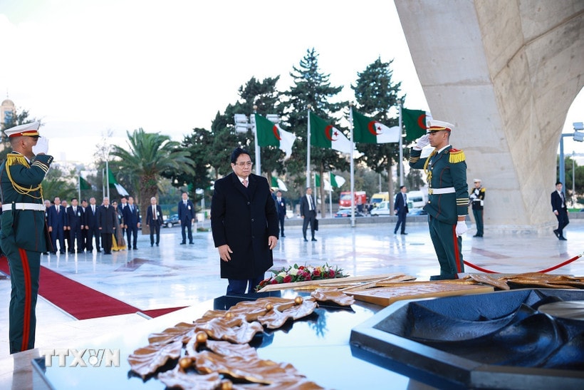Thủ tướng Phạm Minh Chính đặt vòng hoa tại Đài tưởng niệm Liệt sỹ Algeria. (Ảnh: Dương Giang/TTXVN)
