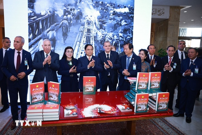 ttxvn-thu-tuong-dat-hoa-tai-dai-tuong-niem-liet-sy-algeria-8.jpg