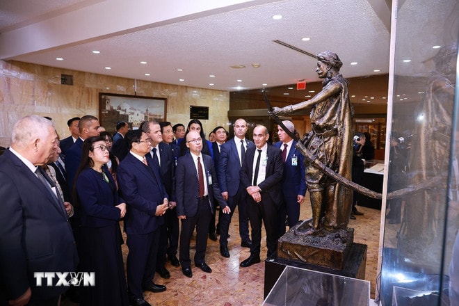 ttxvn-thu-tuong-dat-hoa-tai-dai-tuong-niem-liet-sy-algeria-11.jpg