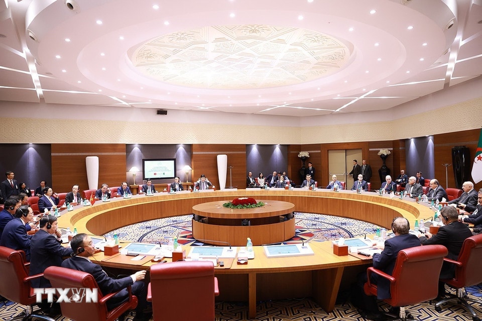 Statsminister Pham Minh Chinh holder samtaler med statsministeren i Den demokratiske folkerepublikken Algerie, Sifi Ghrieb. (Foto: Duong Giang/VNA)