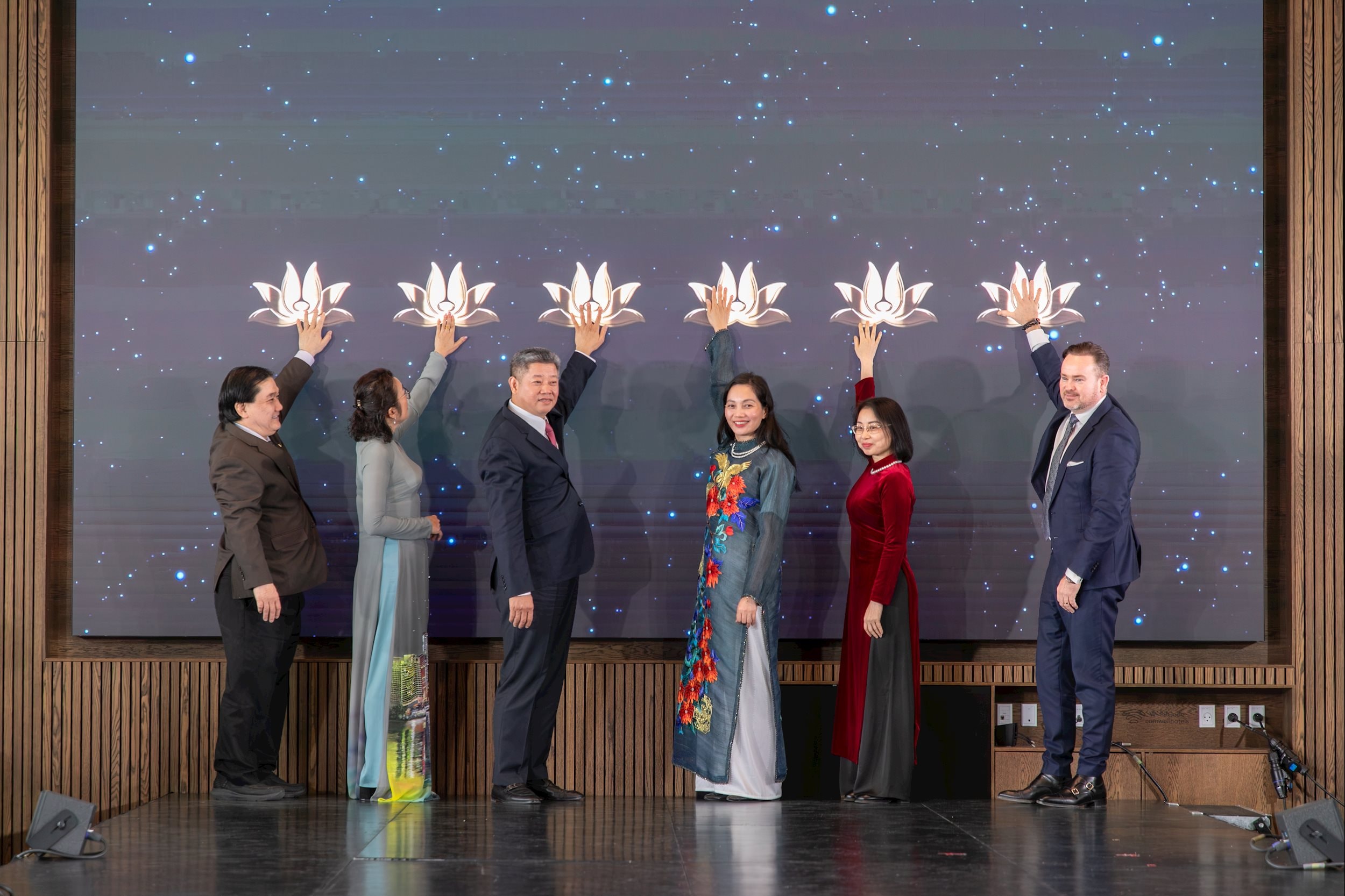 1. Các đại biểu thực hiện nghi thức công bố đường bay thẳng Hồ Chí Minh - Copenhagen của Vietnam Airlines từ ngày 15_12_2025