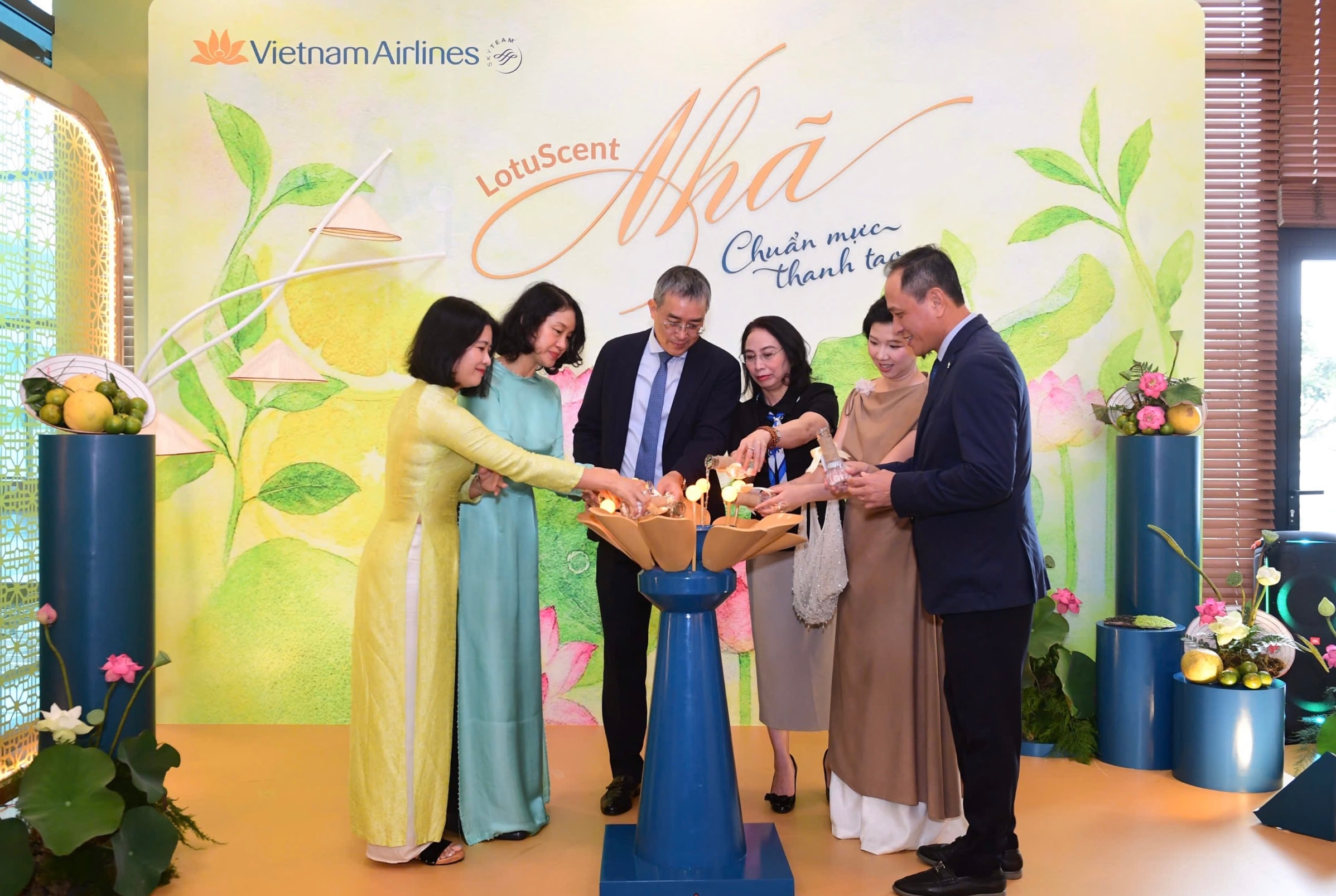 1. Các đại biểu thực hiện nghi thức công bố ra mắt mùi hương thương hiệu _Nhã_, đánh dấu bước tiến mới trong hành trình nâng tầm trải nghiệm khách hàng của Vietnam Airlines
