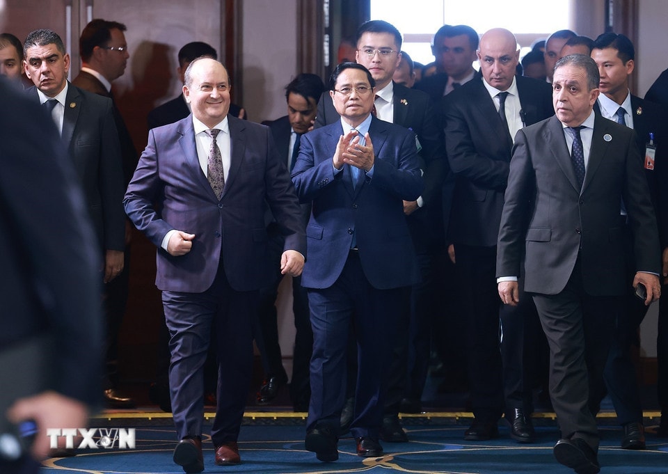 Thủ tướng Phạm Minh Chính và Thủ tướng Algeria Sifi Ghrieb tham dự Diễn đàn kinh tế Việt Nam-Algeria. (Ảnh: Dương Giang/TTXVN)