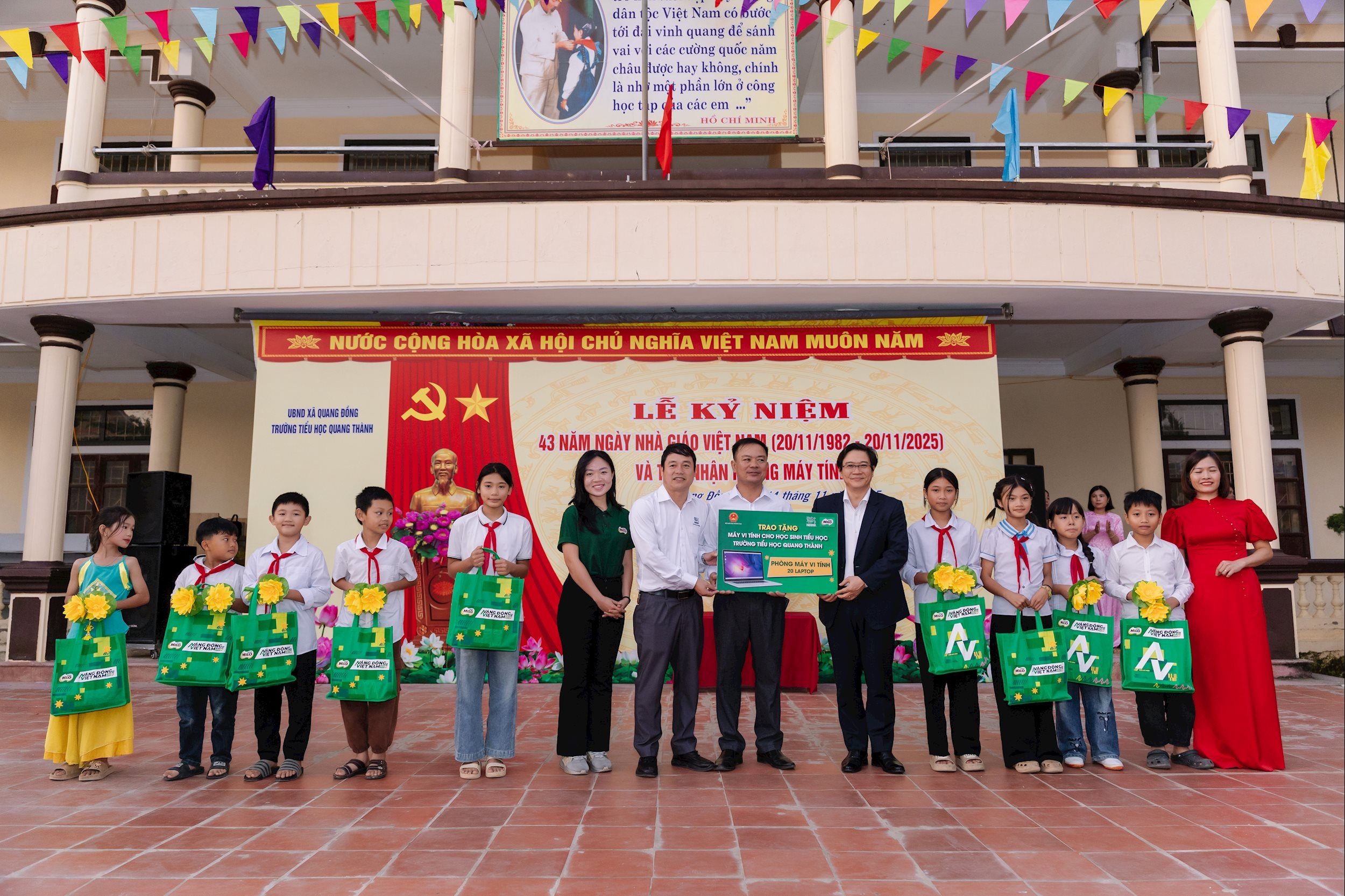Ảnh 1_Lễ trao tặng phòng máy tính , cùng Lễ kỷ niệm 43 năm ngày nhà giáo Việt Nam (20_11_1982 – 20_11_2025) tại điểm trường tiểu học Quang Thành, Nghệ An.