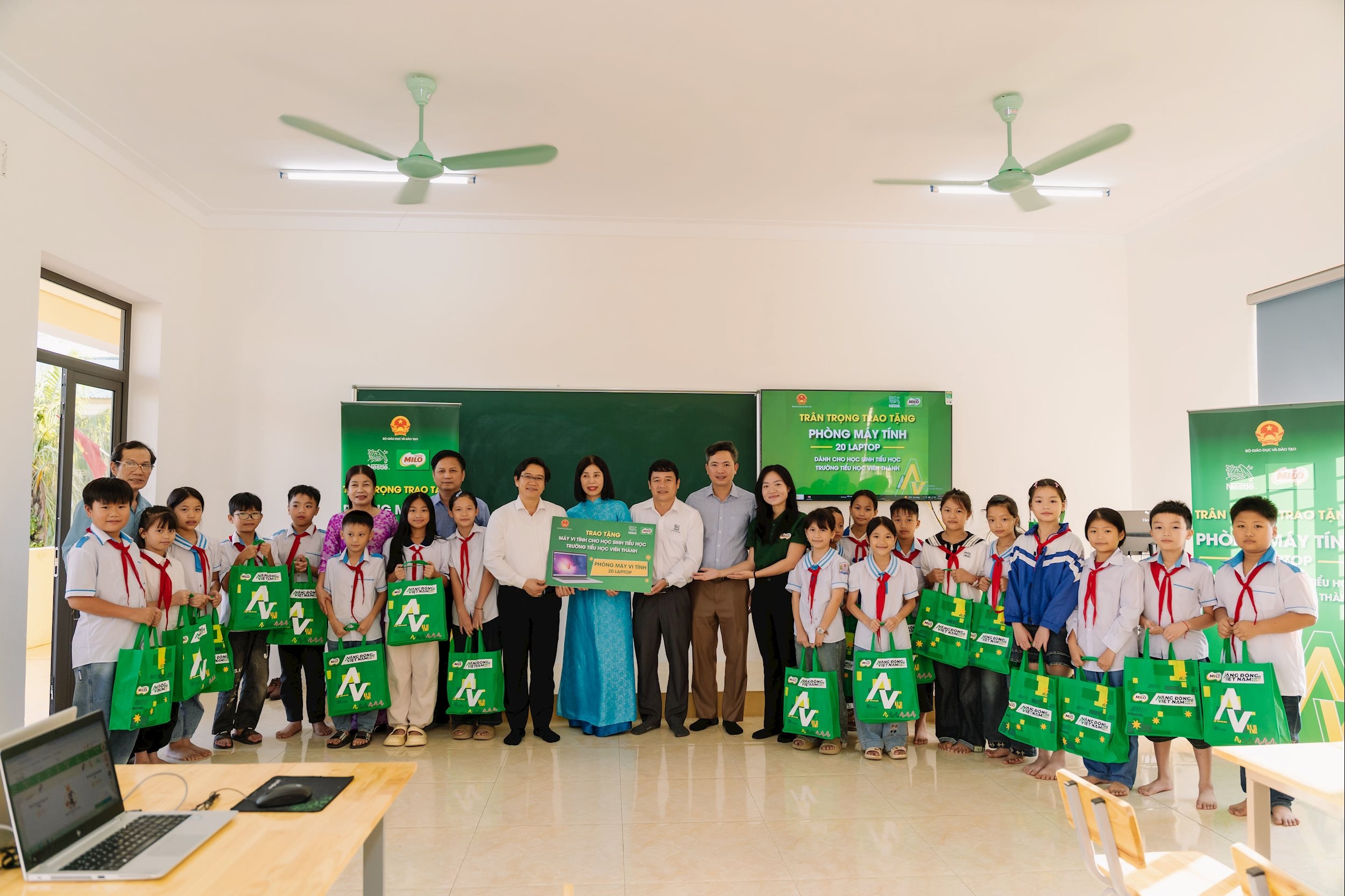 Ảnh 2_Lễ trao tặng phòng máy tính tại điểm trường tiểu học Viên Thành, Nghệ An